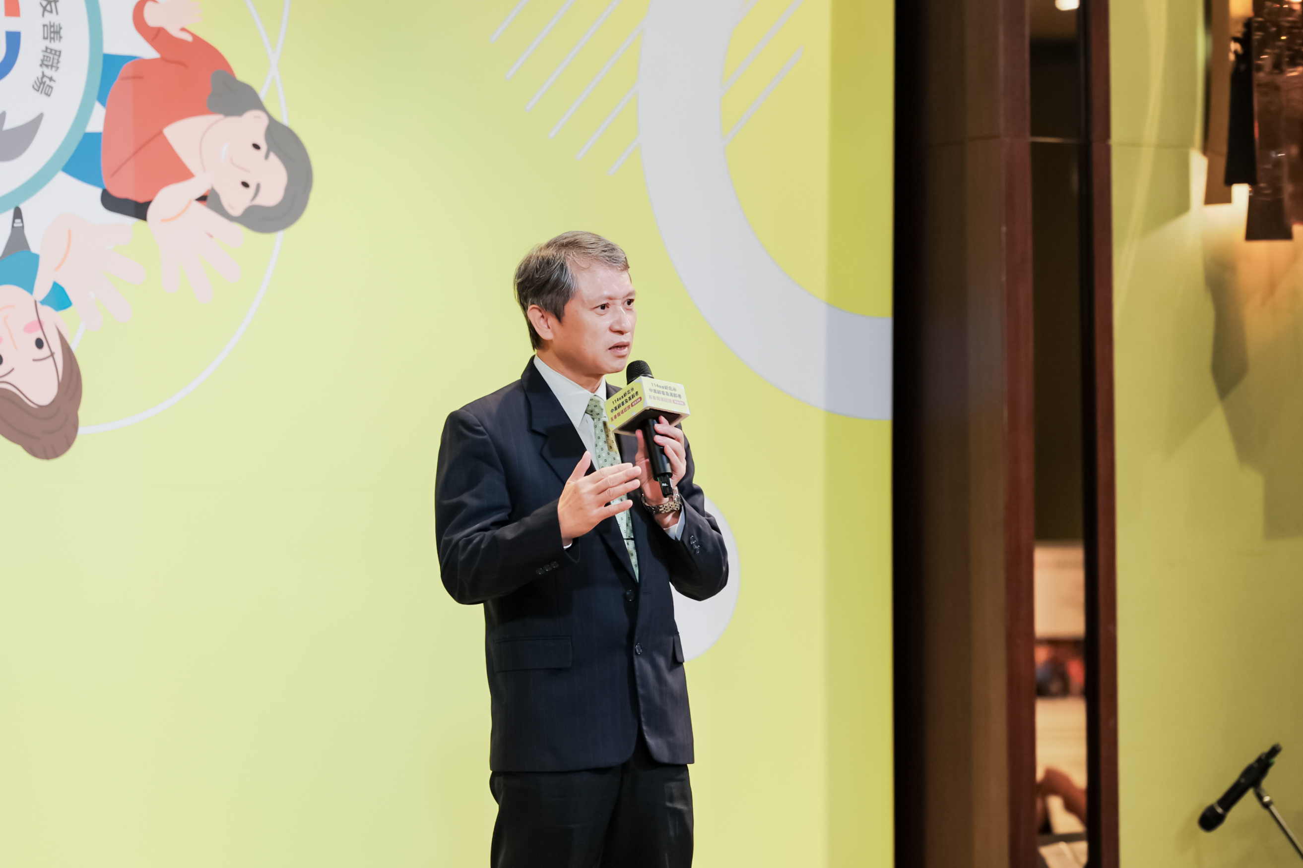 圖說1-1：新北市勞工局今(4)舉辦「中高齡者及高齡者友善職場認證表揚」，共50家企業獲證。