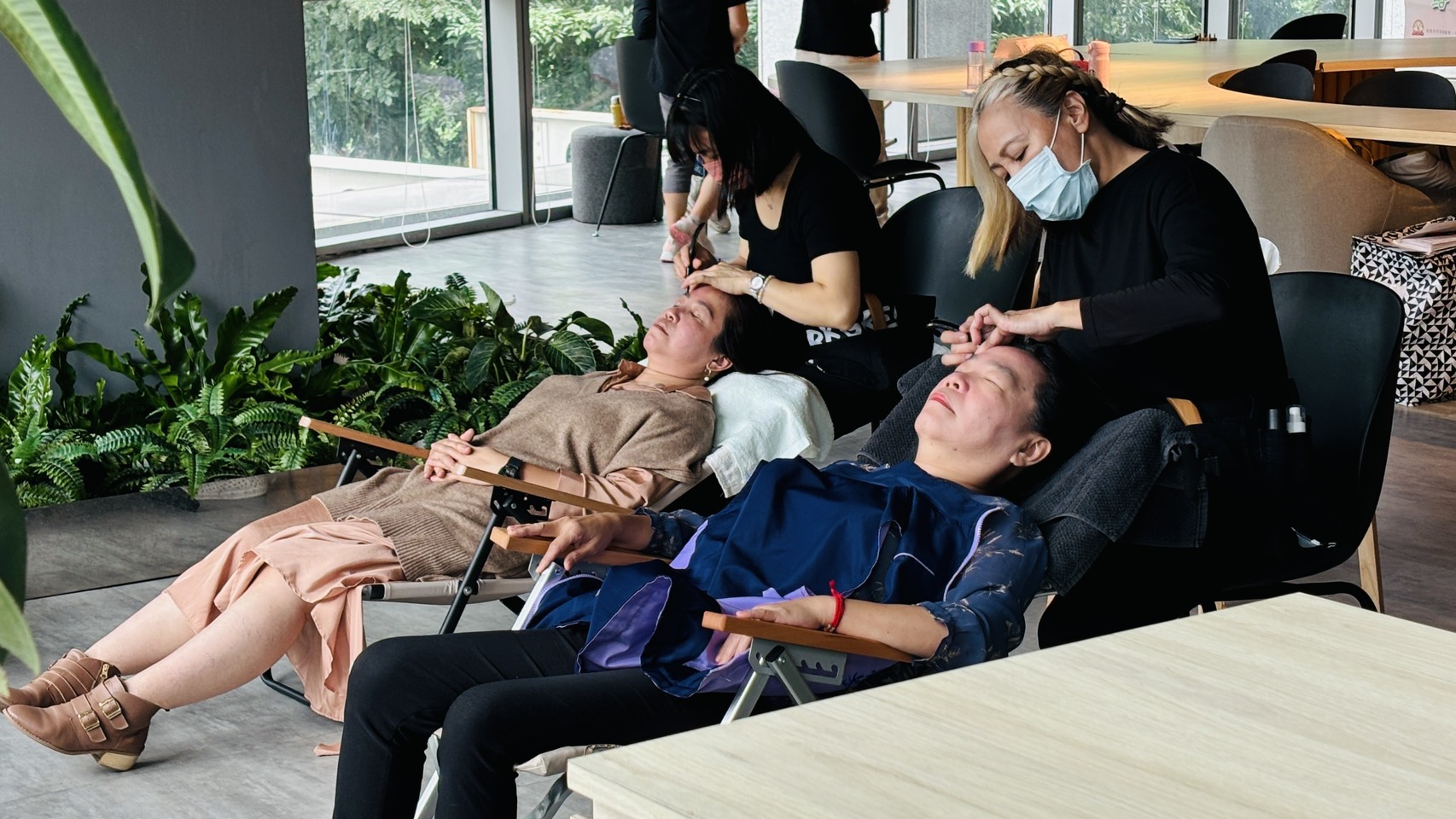 這裡共好協會在論壇會場展示培力不利處境女性學習牛角鬆筋技法的成果