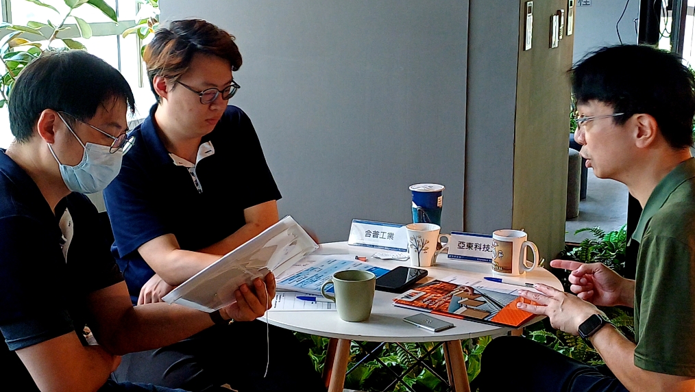 今(114)年度已成功促成13名新北大專生進入南亞科技、合普工業等企業實習，讓青年走入真實產線、瞭解研發流程，企業也能提前布局人才培育，展現產學攜手共創雙贏的成果