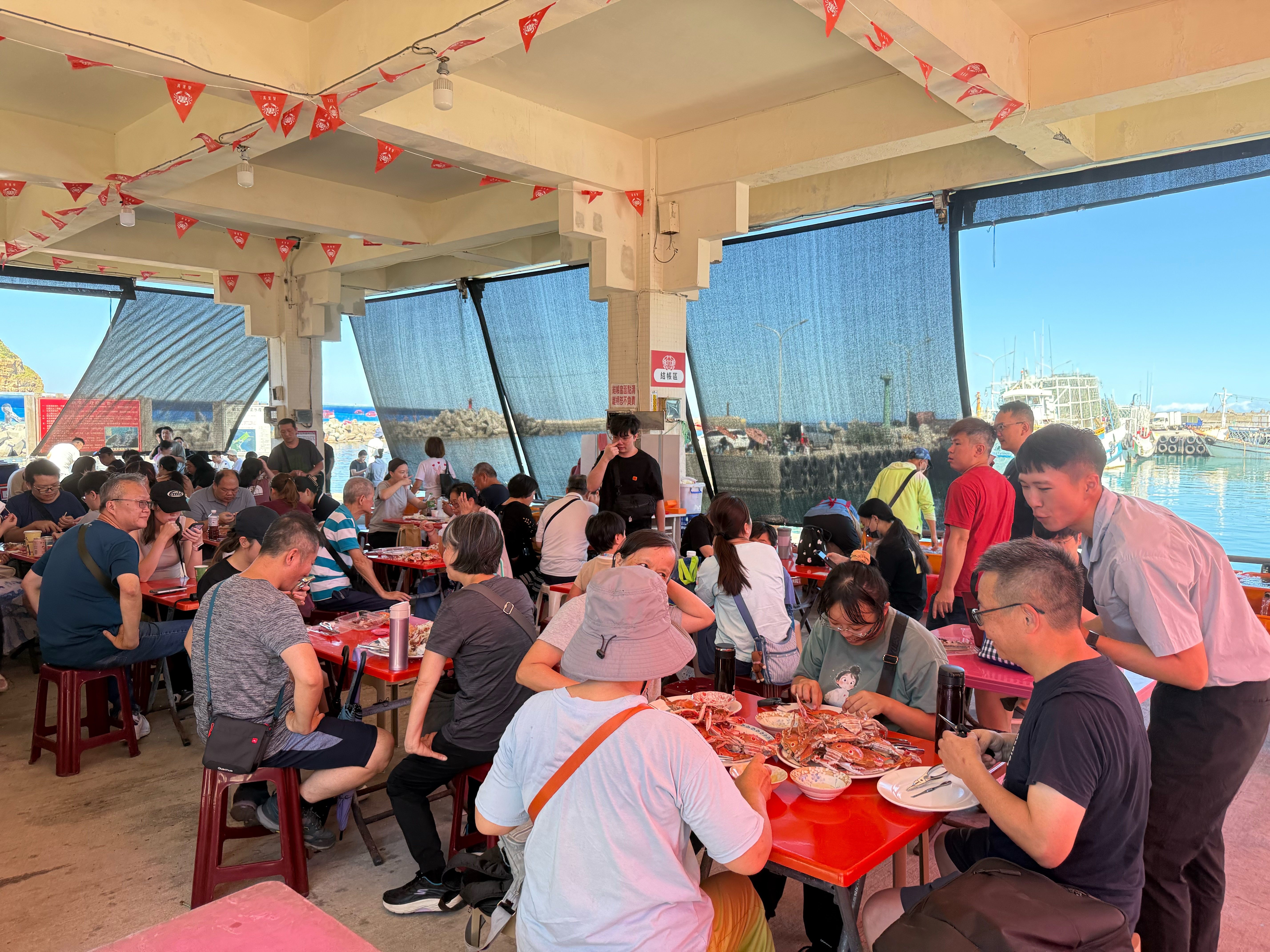 來野柳假日活蟹市集，邊吃蟹邊賞海景
