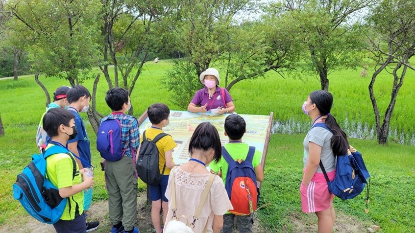 吳麗雲志工於濕地故事館夏令為學生營導覽解說