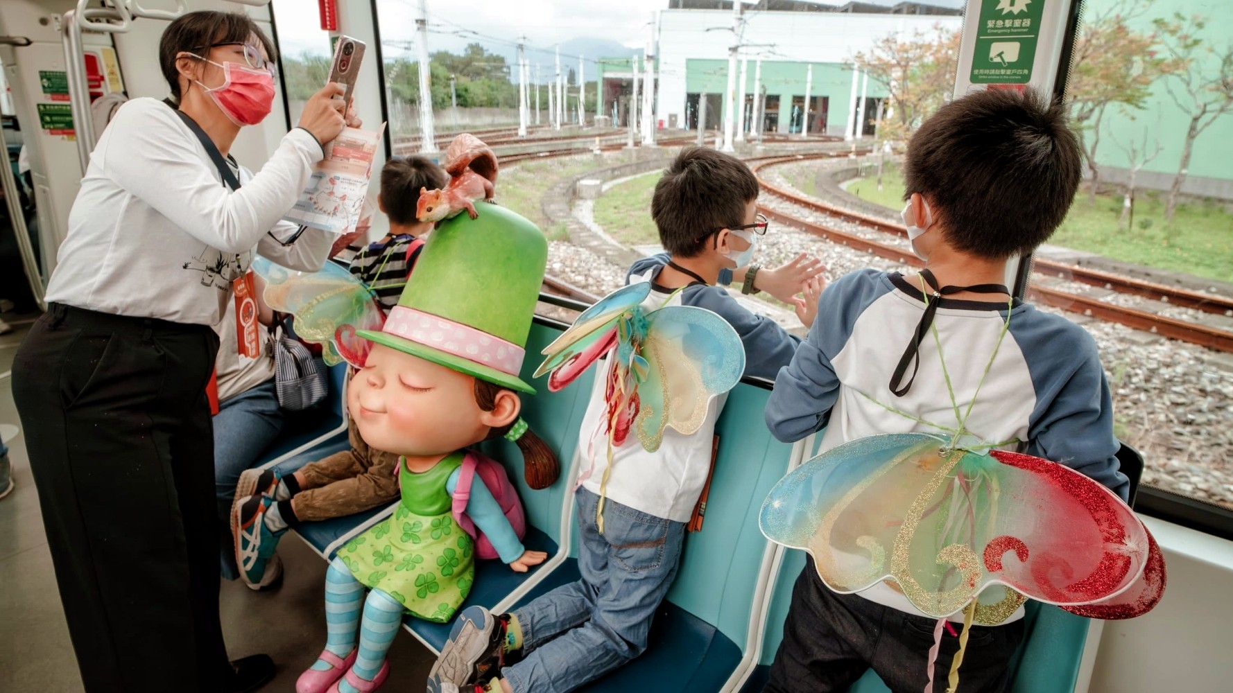  小朋友開心和幾米作品坐淡海輕軌暢遊
