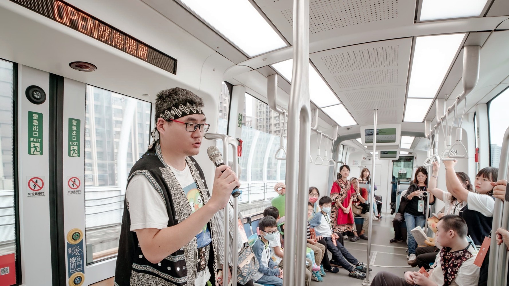 台灣星奇兒創藝協會在列車上為小朋友介紹淡水風光和人文歷史