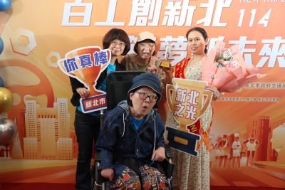 印尼籍模範移工獲獎者雅妮(右一）與雇主與被看護者合照(