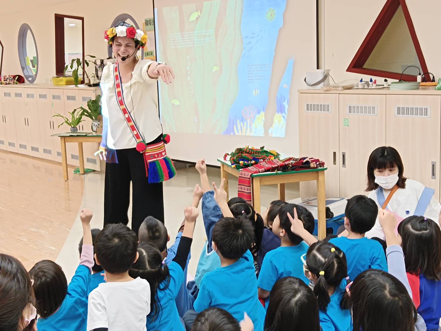 ▲族語繪本分享會中，書屋說故事人員阿索‧該拿以族語說故事開場。(圖/新北市政府原民局提供)