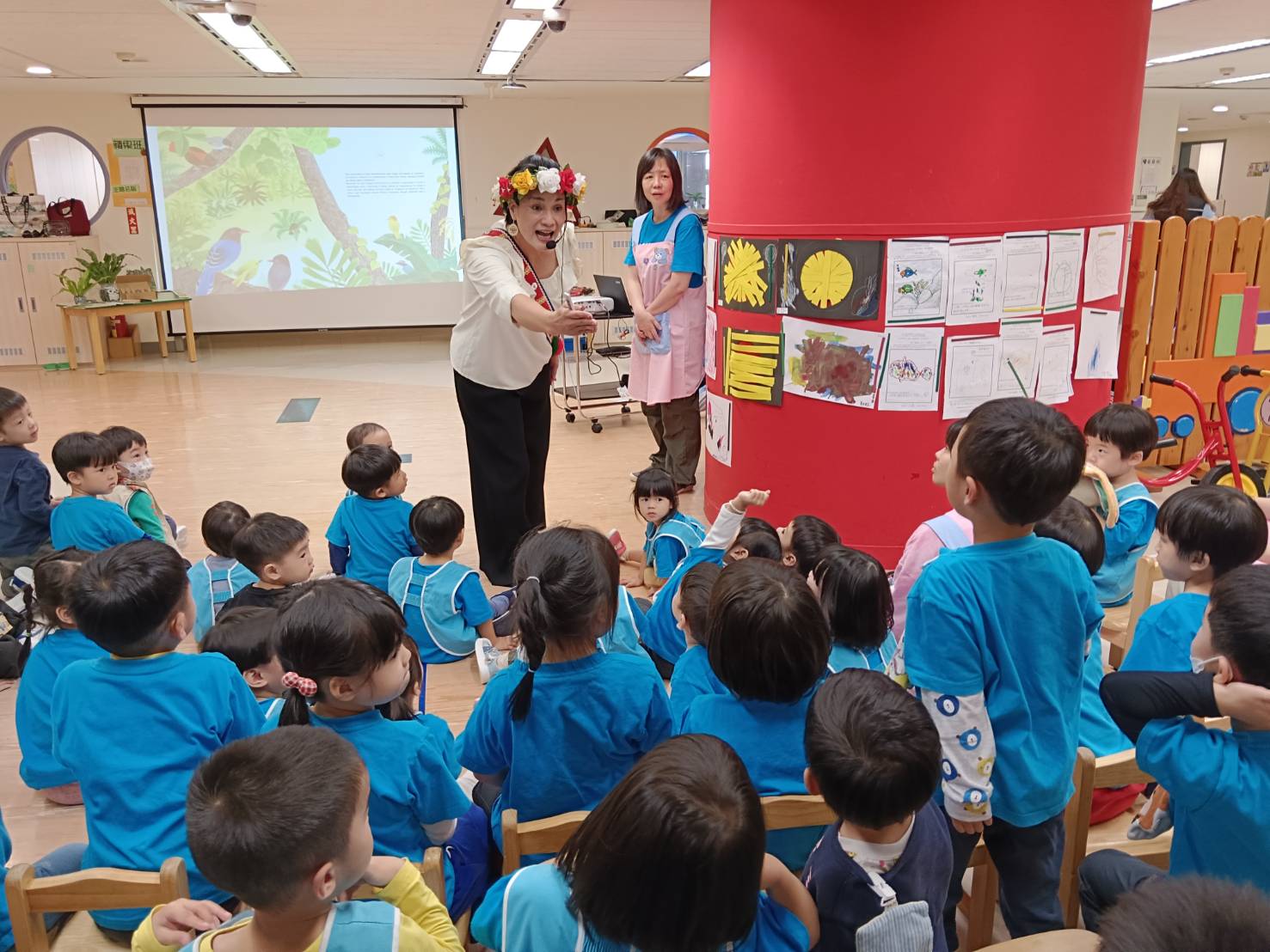 ▲族語繪本分享會中，孩子們專心聽故事。(圖/新北市政府原民局提供)