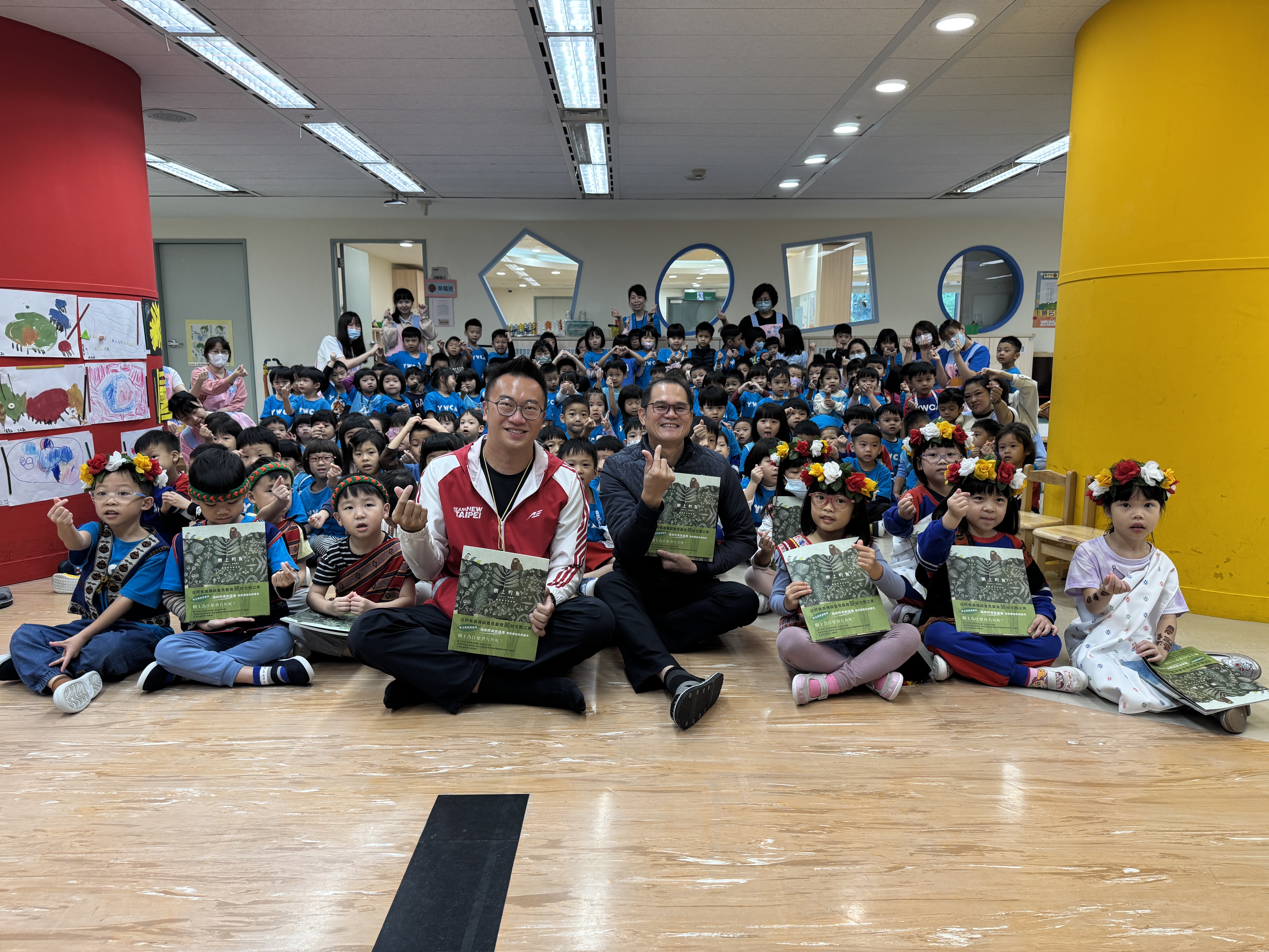 ▲族語繪本分享會大合照(左: 新北市原民局主任秘書吳國譽/右:新北市蘇錦雄議員)。(圖/新北市政府原民局提供)