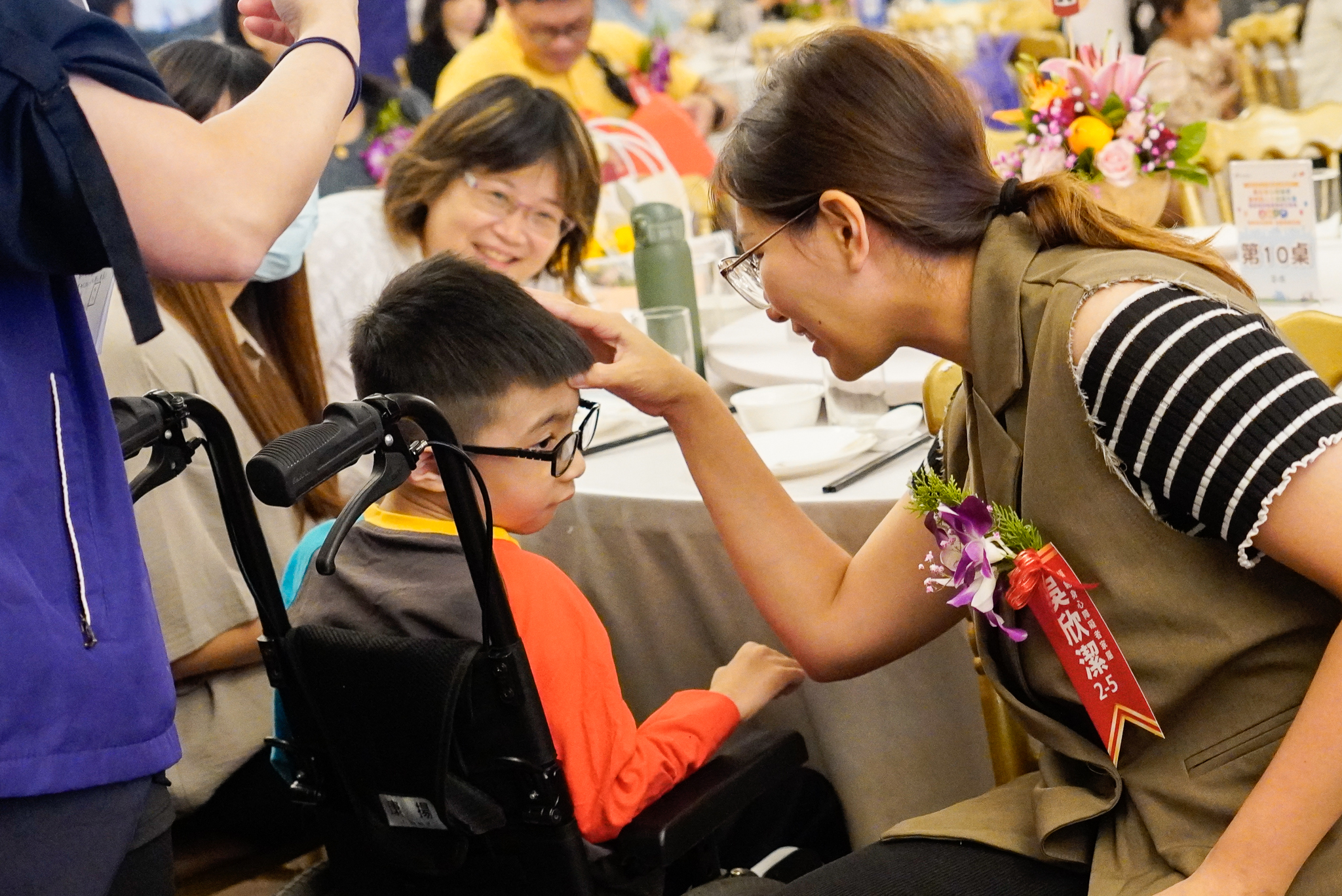 吳欣潔獲得模範家屬，她的孩子自出生便患有多重障礙，她始終不離不棄的照顧。