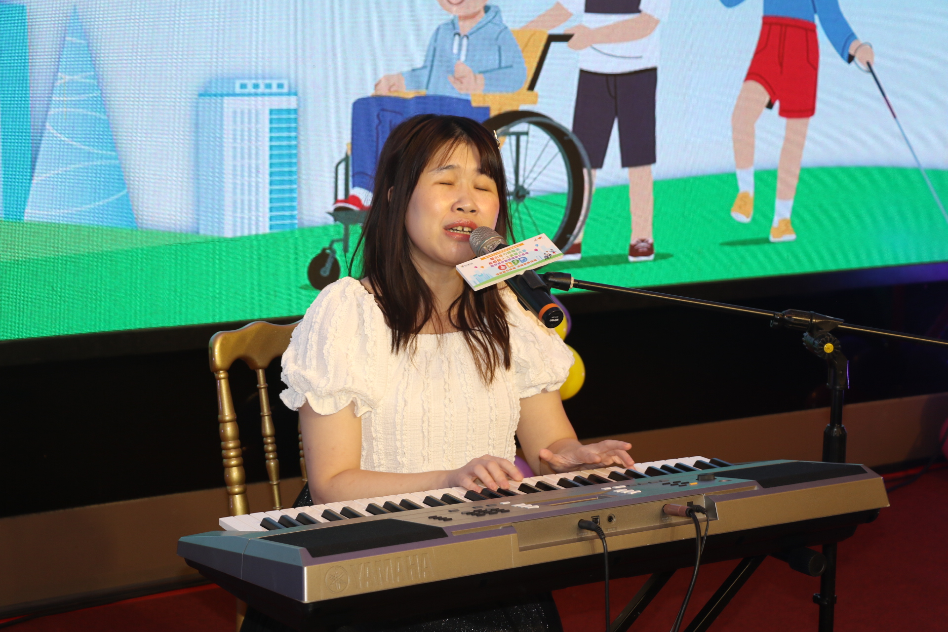 視障街頭藝人楊玉凡自彈自唱「人要自己走」 鼓勵在場身障者 也自我勉勵