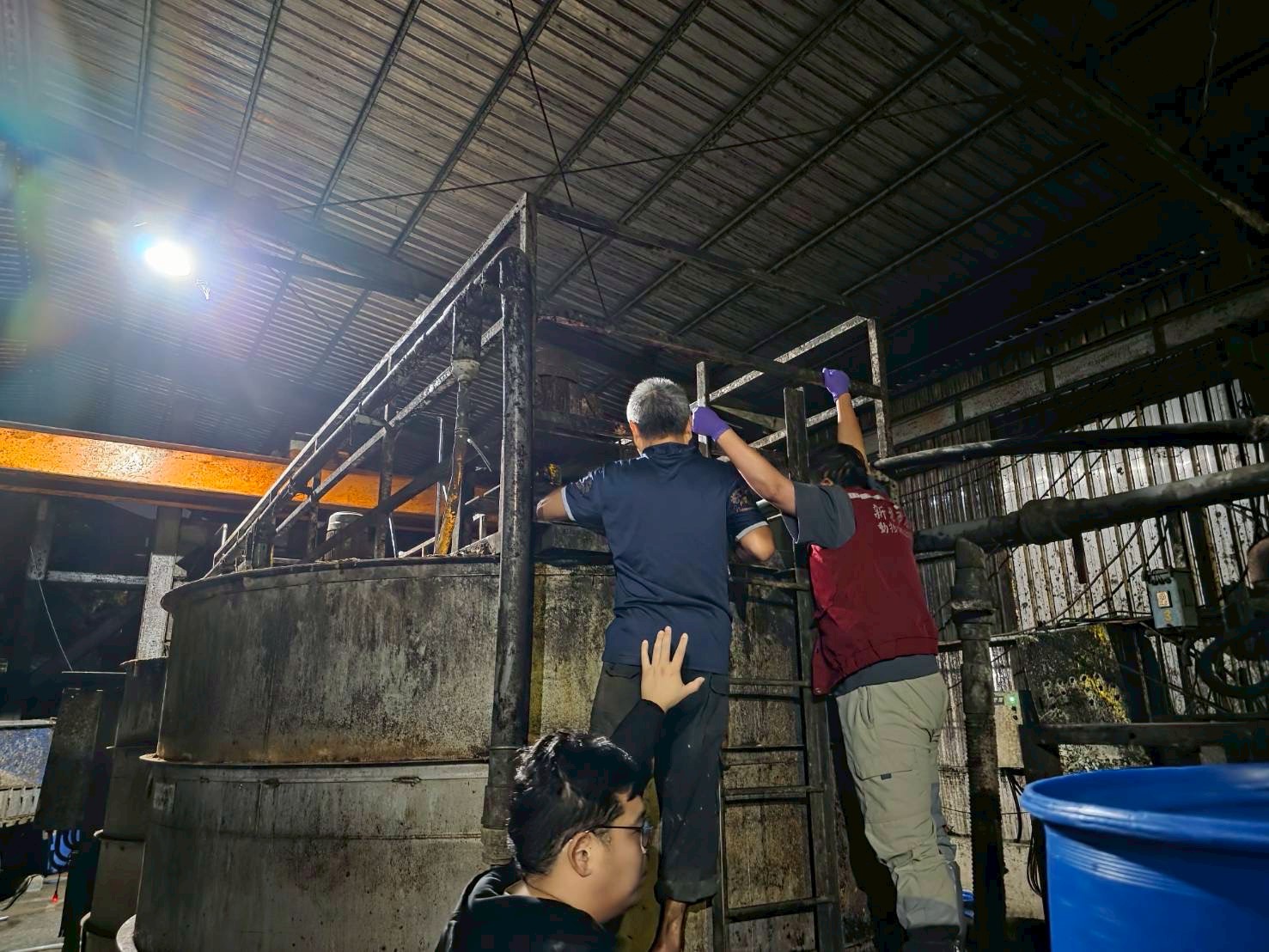  動保處人員檢視廚餘樔內裝滿廚餘