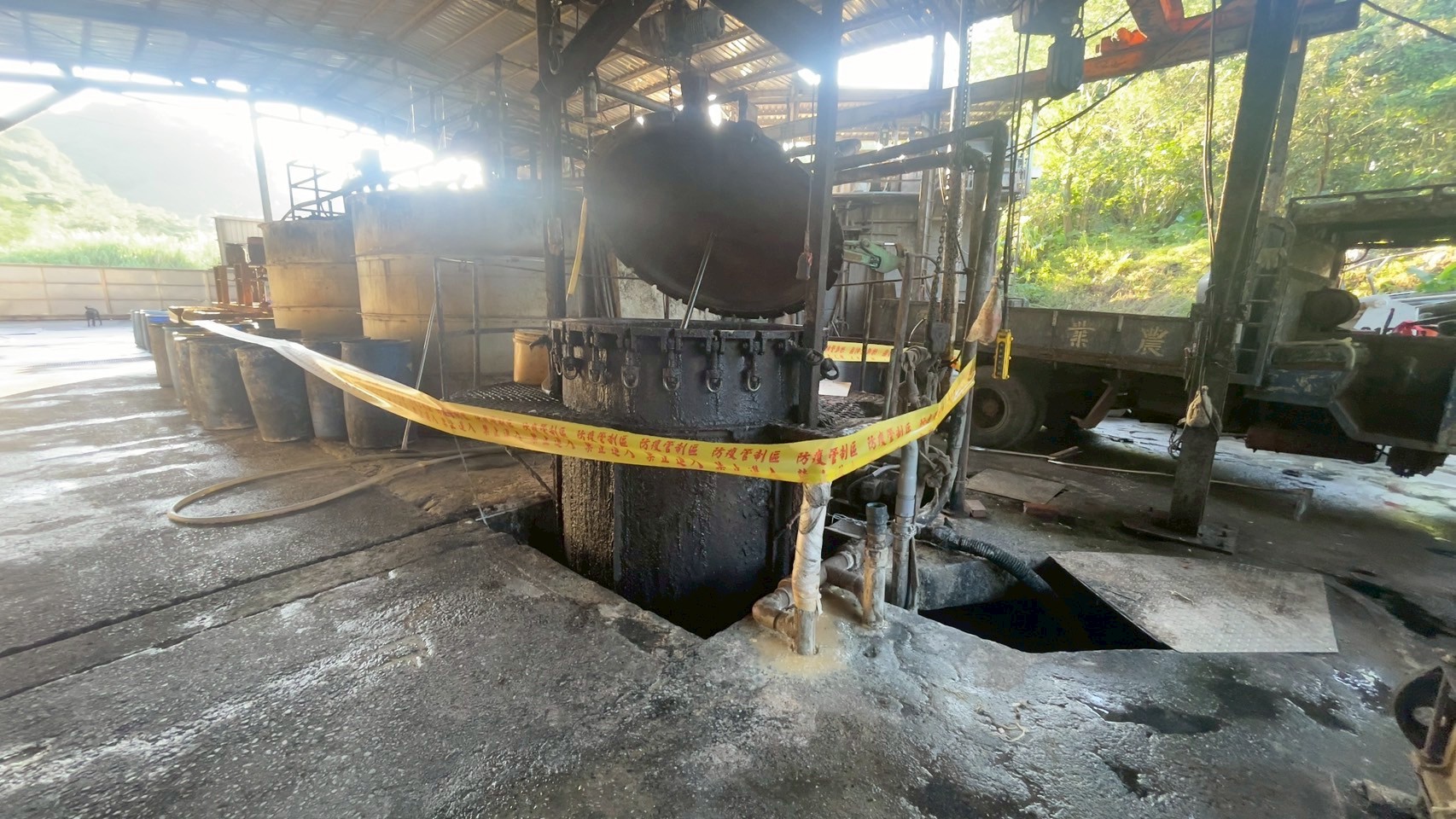  廚餘蒸煮樔已被動保處用封鎖線圍起，禁止再啟用