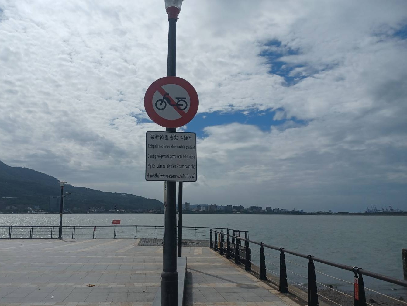 禁止微型電動二輪車告示牌已於熱點區域架設宣導，115年1月1日起違反者將依道交條例規定辦理