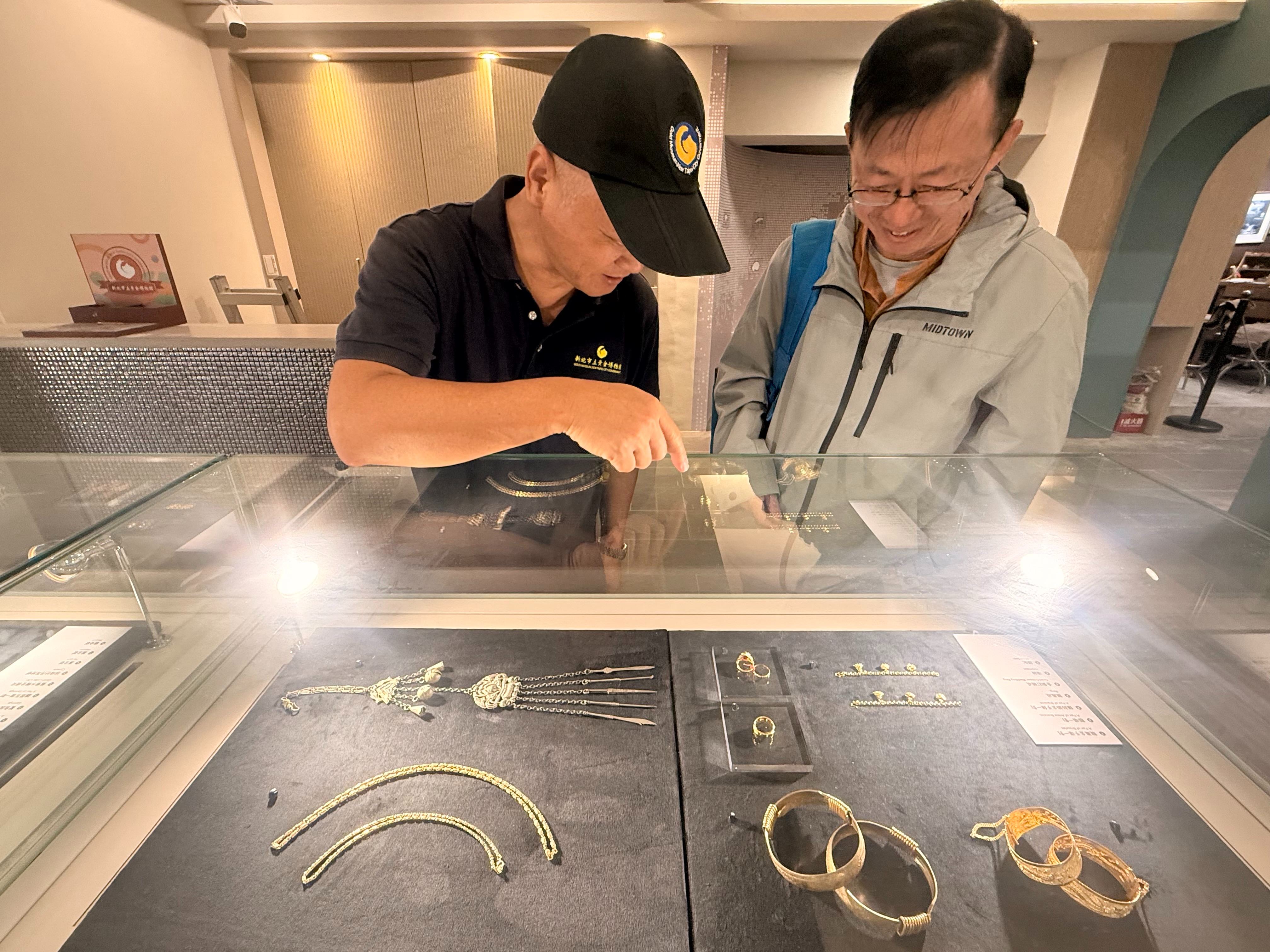 《金工流轉：傳統與當代的交會》常設展，展示典藏傳統金飾與當代金工作品。