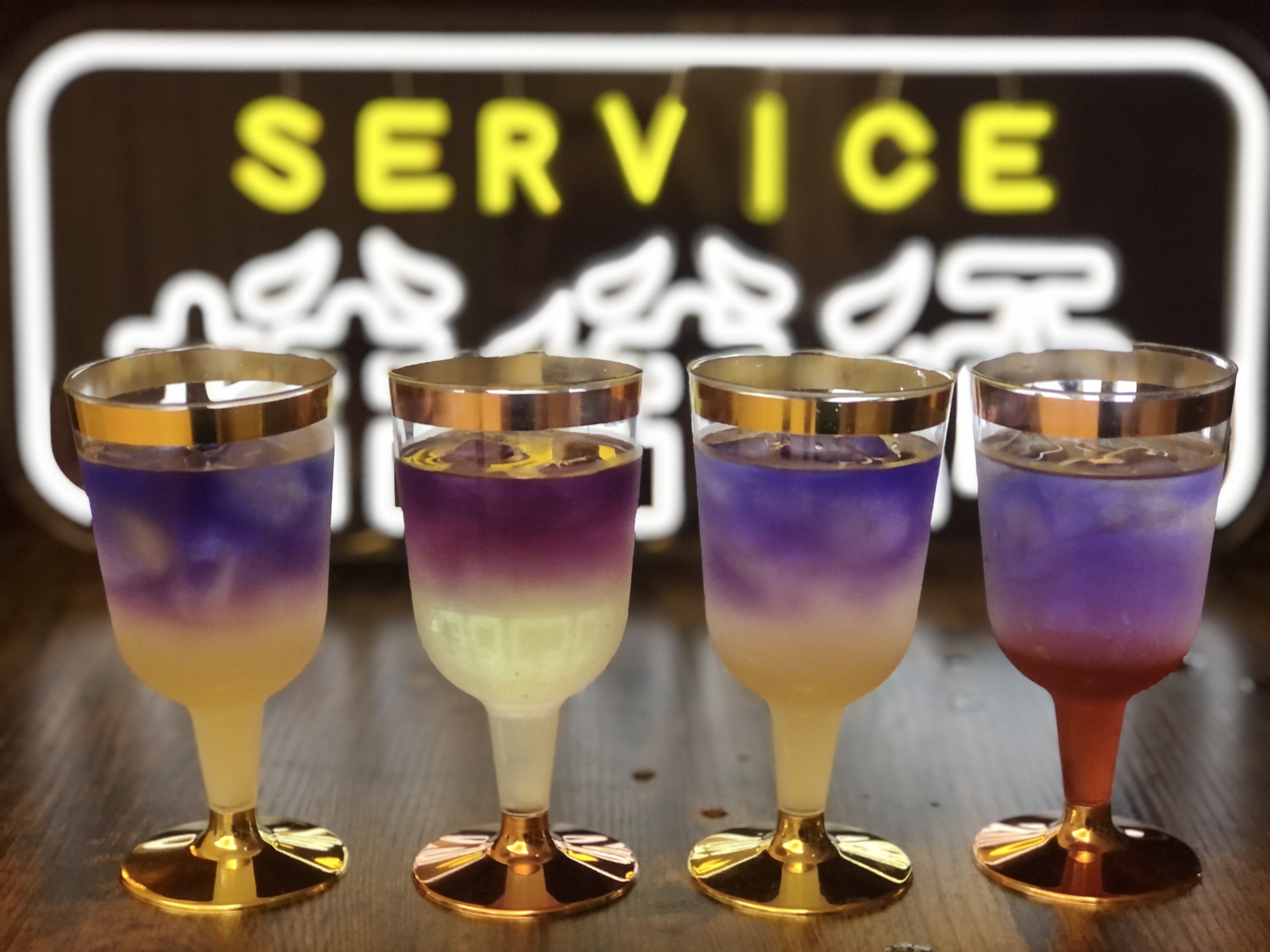 至博物館內賣店及食堂不限金額消費，並使用發票載具，即可用環保杯換取飲料一杯。