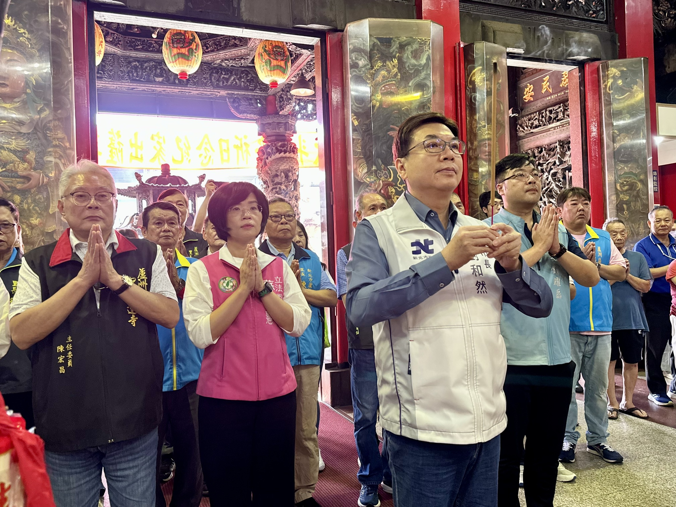 新北市副市長劉和然(左3)於今(7)日上午赴蘆洲湧蓮寺參拜，恭祝觀音佛祖出家紀念日。