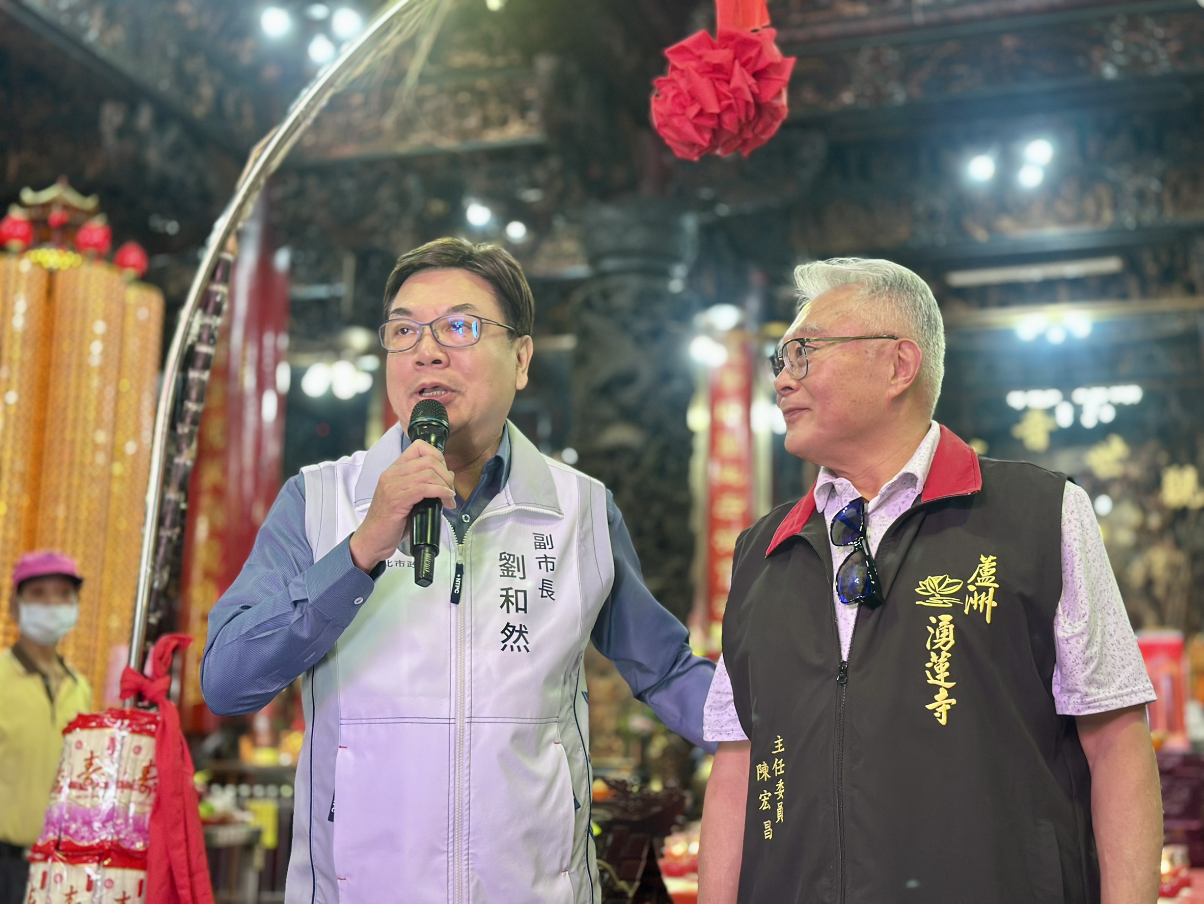 湧蓮寺捐贈新北市府6.6億經費合作興建公益大樓，預計在明(115)年竣工，新北市長劉和然(左1)特別感謝湧蓮寺長期為新北市的付出。