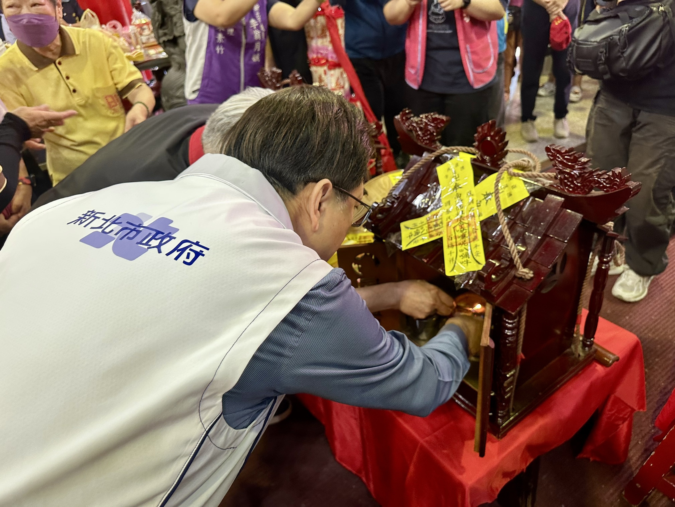 新北市副市長劉和然(右1)與蘆洲湧蓮寺主委陳宏昌(左1)一同點燃香擔內的香火。