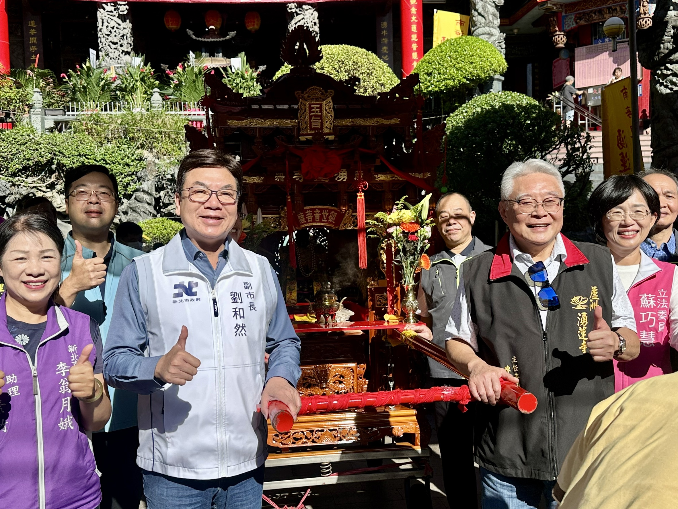 新北市副市長劉和然(左2)與蘆洲湧蓮寺主委陳宏昌(右2)於廟埕一同扶轎，為遶境隊伍揭開出發序幕。
