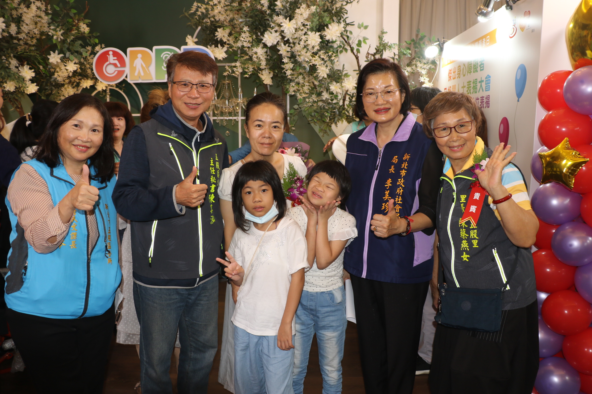 陳立群（中）苦心拉拔早產唐寶寶受模範身障家屬表揚 社會局長李美珍等人道賀 得知她先生日前往生 大家表示將給予協助