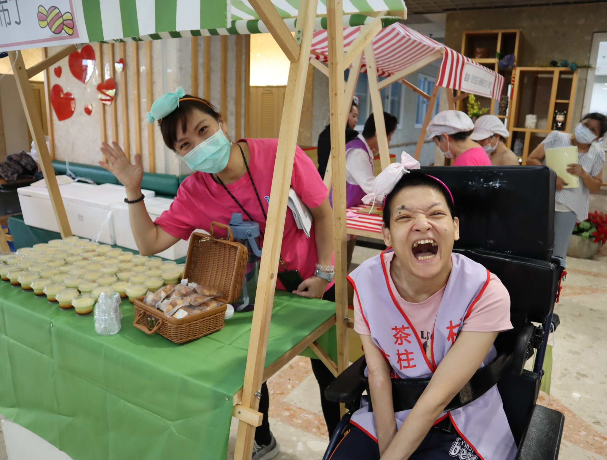  院生看到喜歡的小吃雞蛋布丁 非常開心