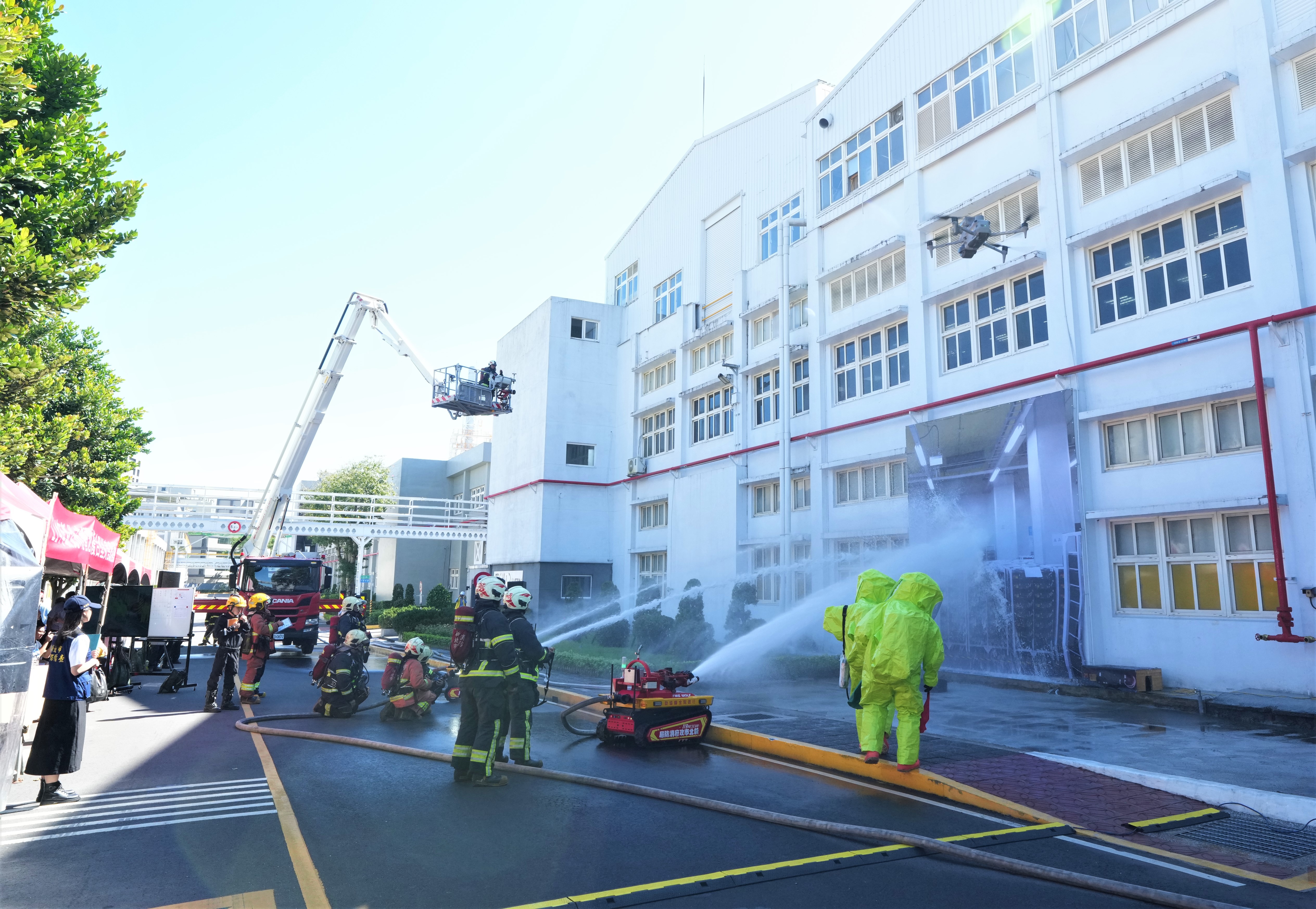 災害應變演練導入智慧科技提升應變效能，包括消防救災機器人、空拍機及污染擴散預測模擬等科技化設備及技術，強化各單位間應變合作機制