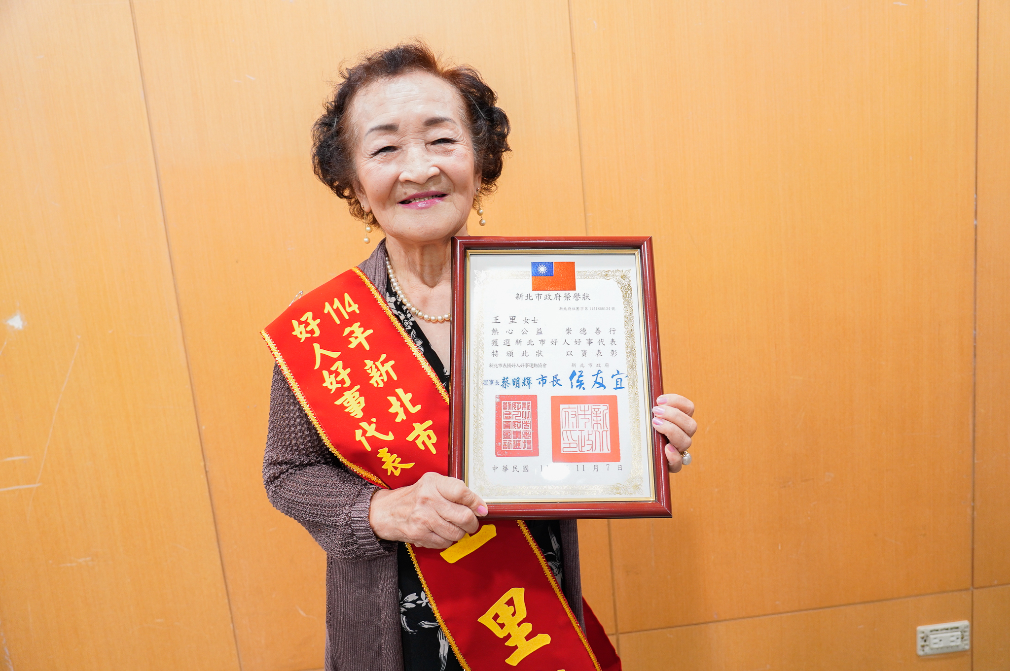 今年80歲的的王里低調行善多年，被里民稱為「淡水活菩薩」，獲得今年新北市好人好事代表獎
