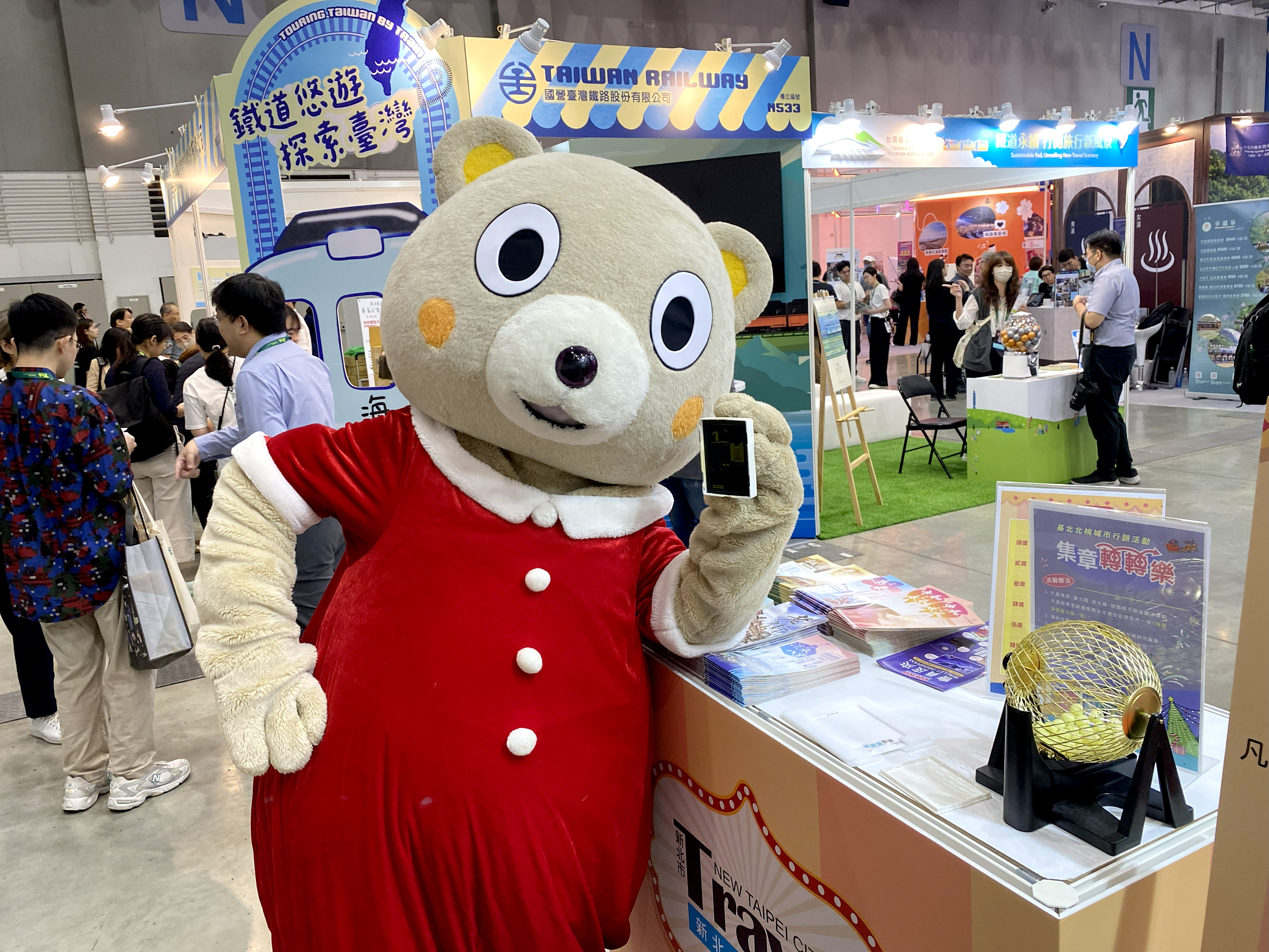 新北觀旅局吉祥物「小客」不定時現身旅展，每日下午2點還有集結國內外超人氣吉祥物大遊行與各國精采文化表演。