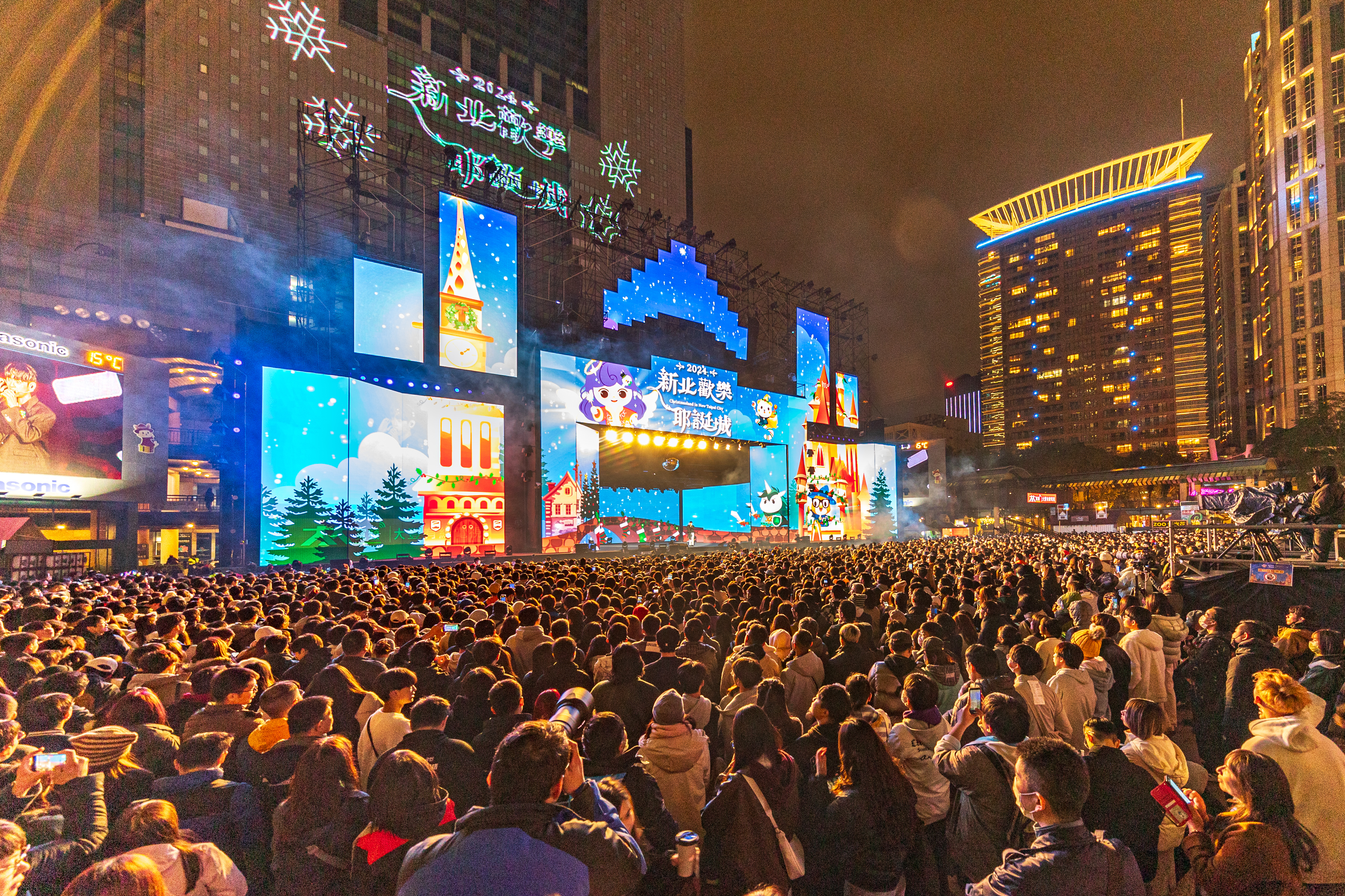 「新北歡樂耶誕城」透過多元宣導，引導民眾搭乘公共運具前往活動會場，並規劃多項疏運措施，運用手機信令系統分析人流與疏散應變，讓活動期間達成人潮分流與觀賞分時效果。（2024耶誕城資料照）