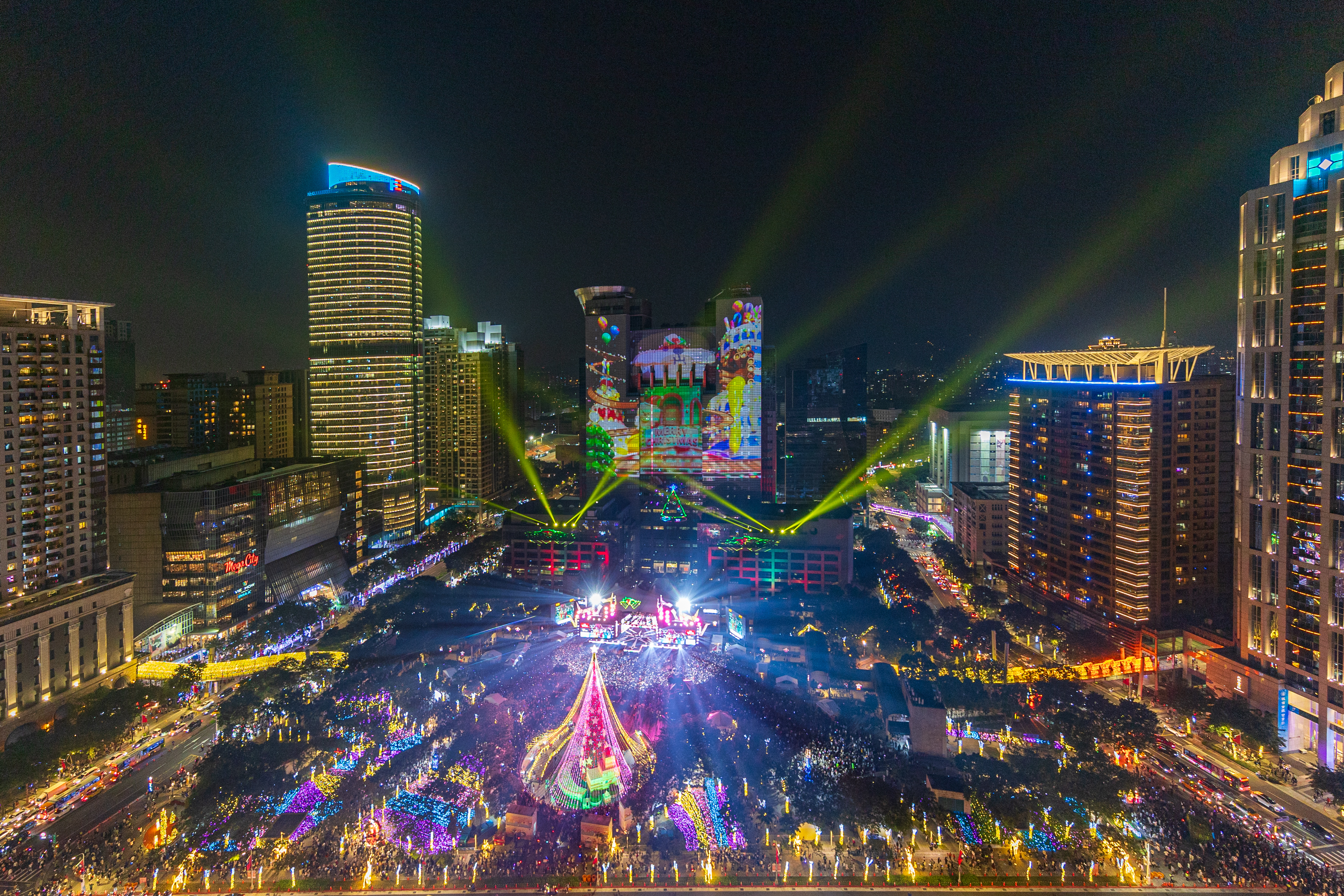  2025新北歡樂耶誕城將自11月14日（五）起盛大展開，連續45天點亮冬夜，營造溫馨夢幻的節慶氛圍。（2023耶誕城資料照）