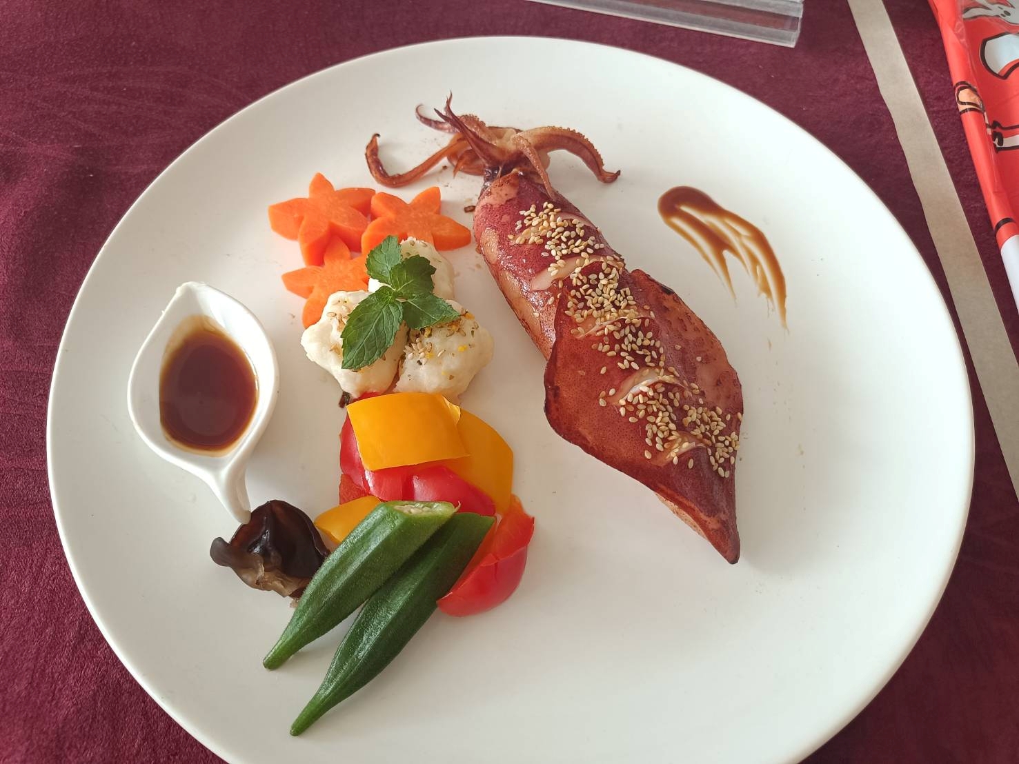  社會青農組作品「焦香蜜心透抽」將透抽以蜂蜜蠔油醃製後煎熟，搭配蜂蜜香甜醬汁，獲得評審一致青睞奪下冠軍