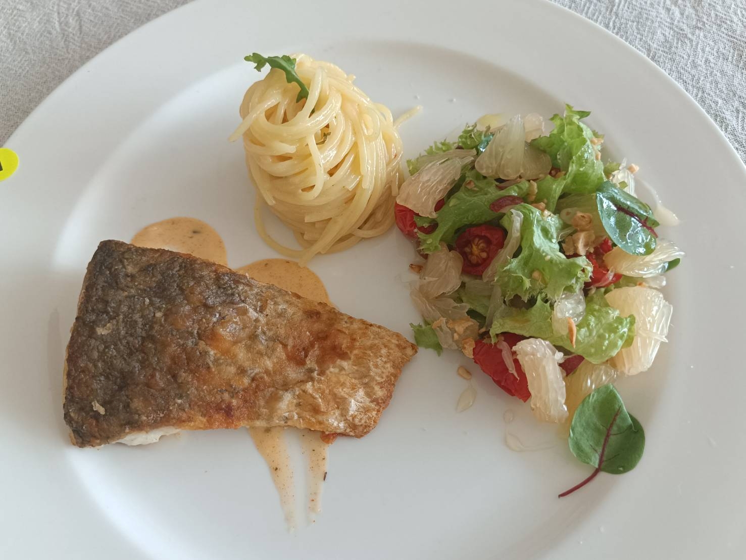  學生組冠軍作品「蜜見鱸語」以蜂蜜白醬鱸魚、蜂蜜檸香奶油麵、蜂蜜柚香沙拉，三者皆與蜂蜜的香甜搭配，展現蜂蜜清爽香甜的多層次風味