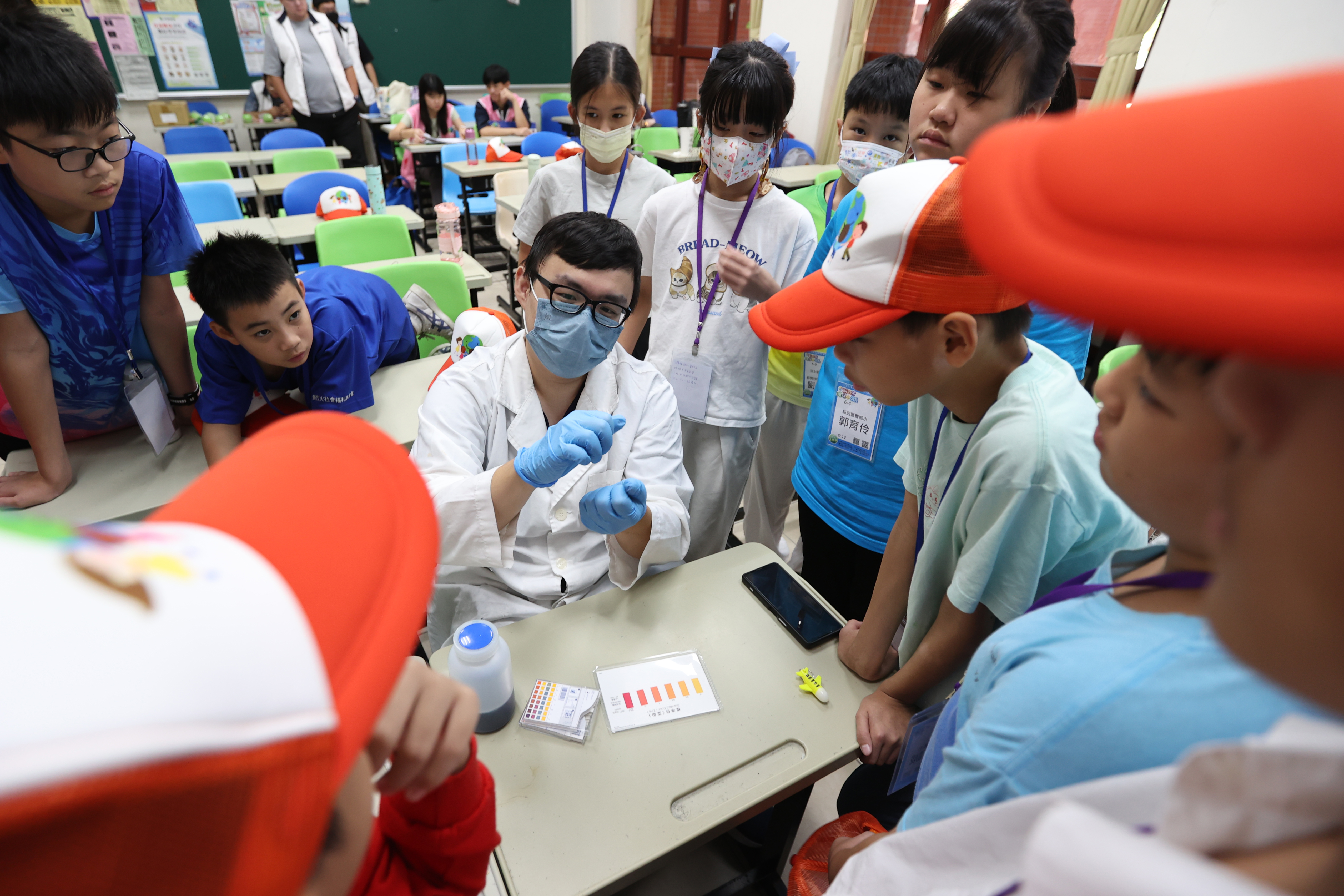 「地球保衛隊-實驗室任務」帶領小局長體驗環境檢驗工作，了解事業廢水檢驗追查重點