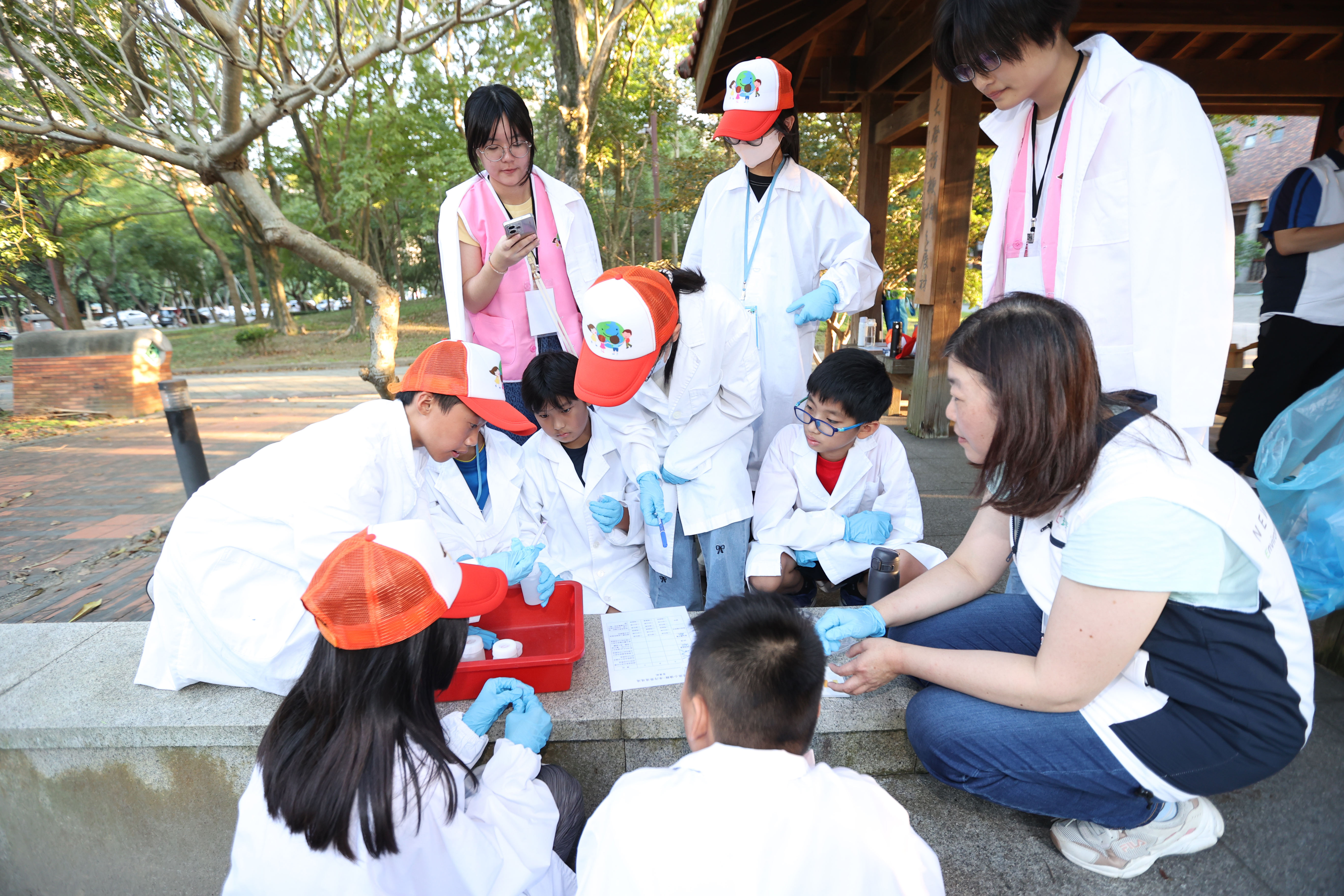 透過趣味遊戲，讓小隊團體合作，在有限時間內找到污染源完成任務