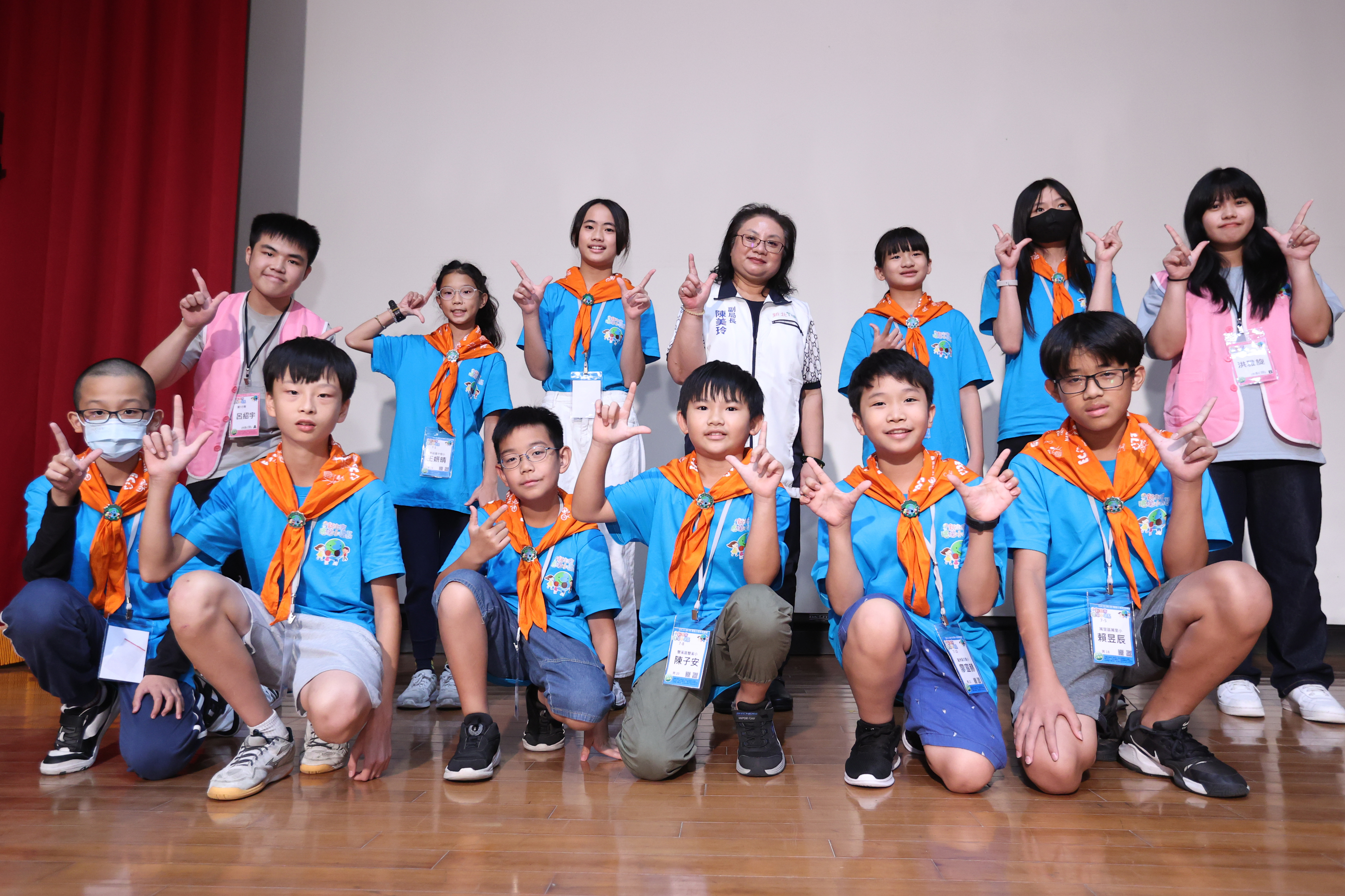 結業典禮陳美玲副局長親自為每位小局長繫上象徵榮譽與責任的專屬領巾與徽章