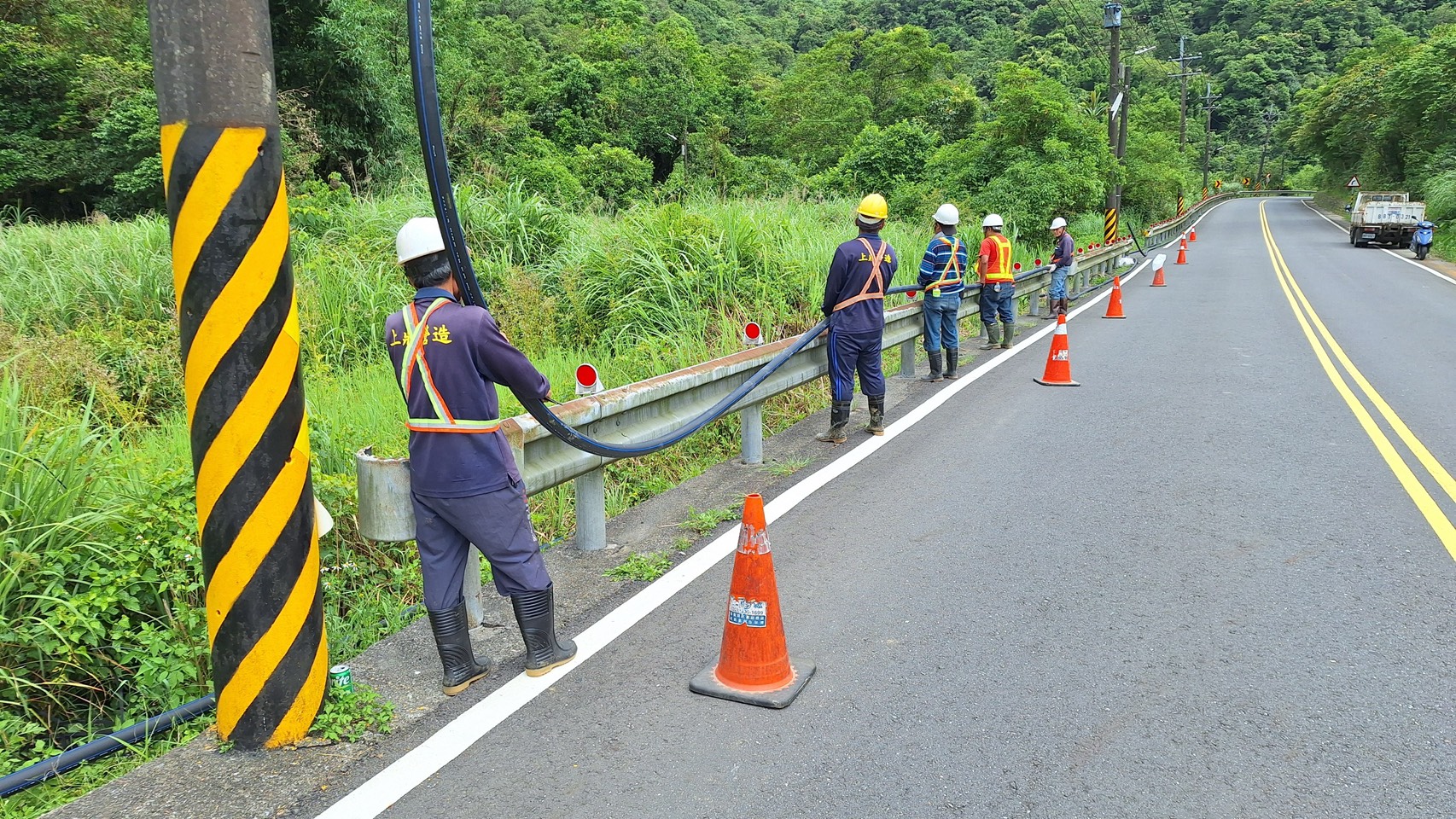 雙溪區三港里工程進行配管作業