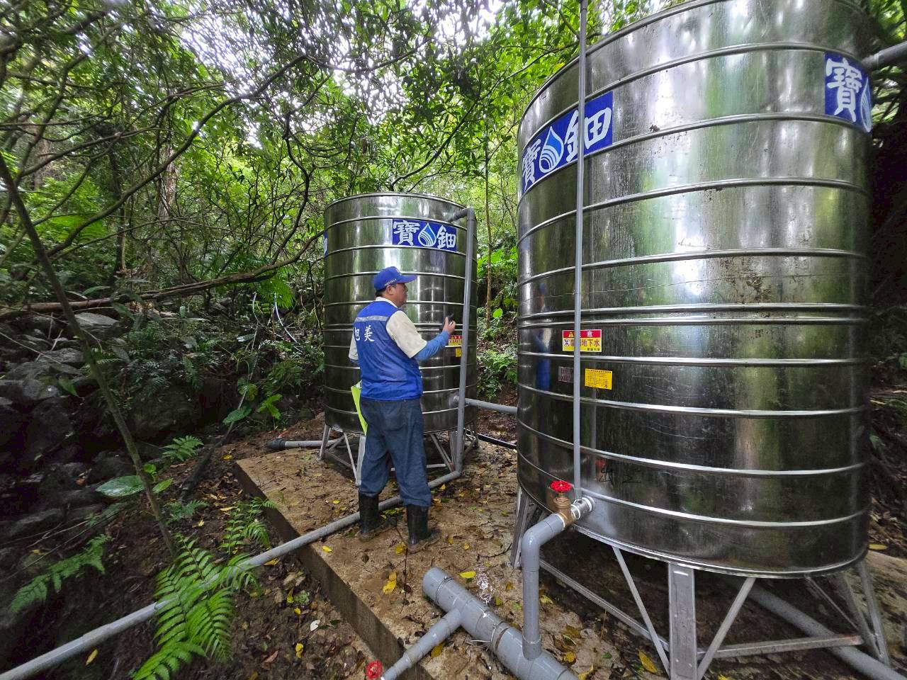 從取水口引流到儲水塔，雙溪區三港里用戶能穩定用水