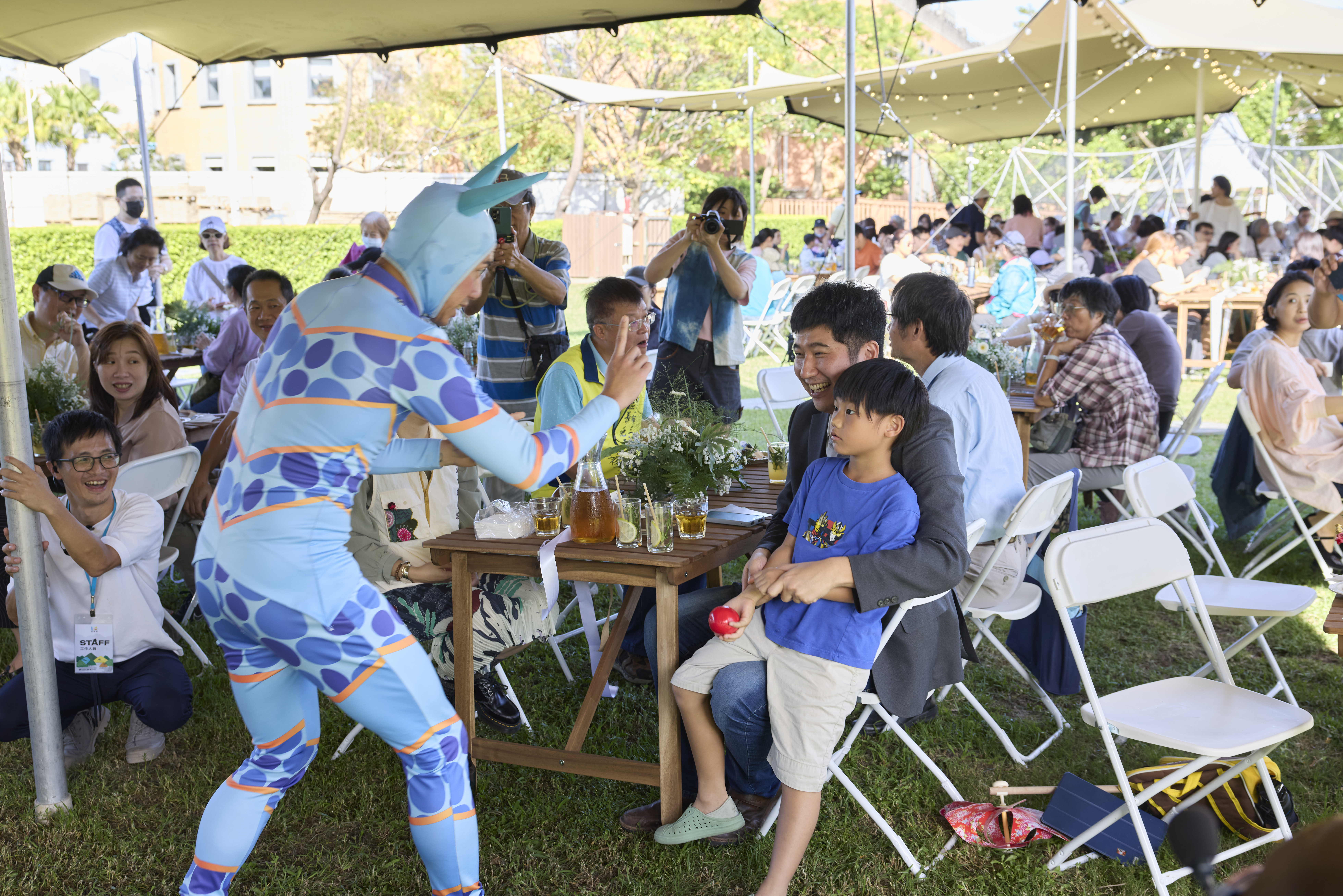 現場民眾參與表演，參與雜耍互動體驗