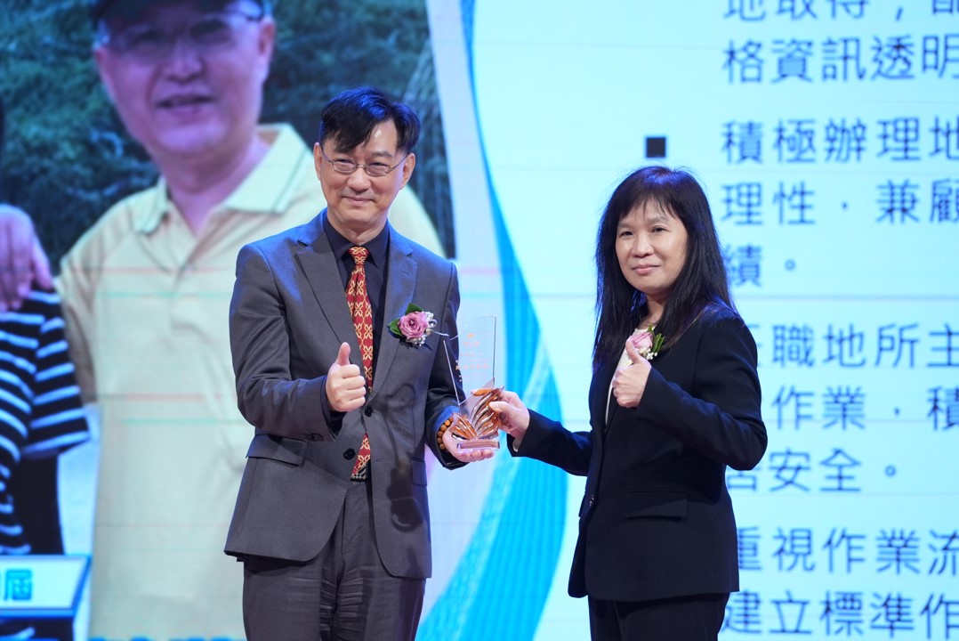 第30屆地政貢獻獎-黃主任美娟