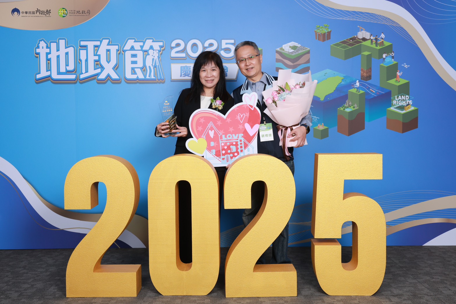 第30屆地政貢獻獎-黃主任美娟合照