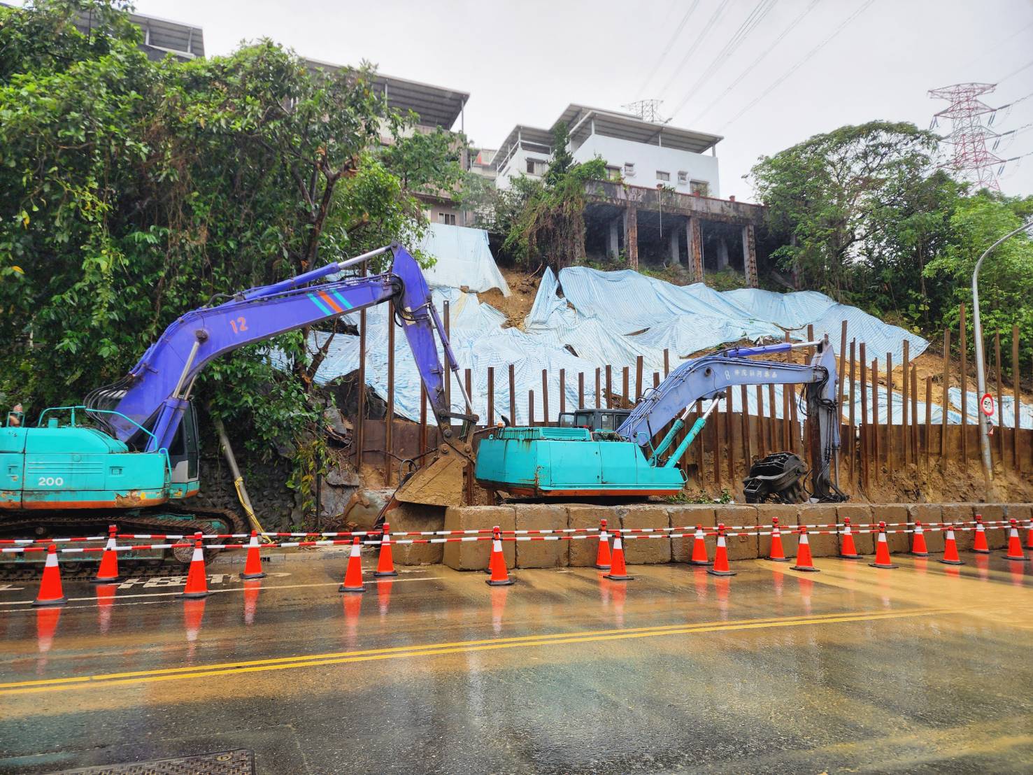 養工處調派大型機具清理滑落土石，持續進行災後復建工程。