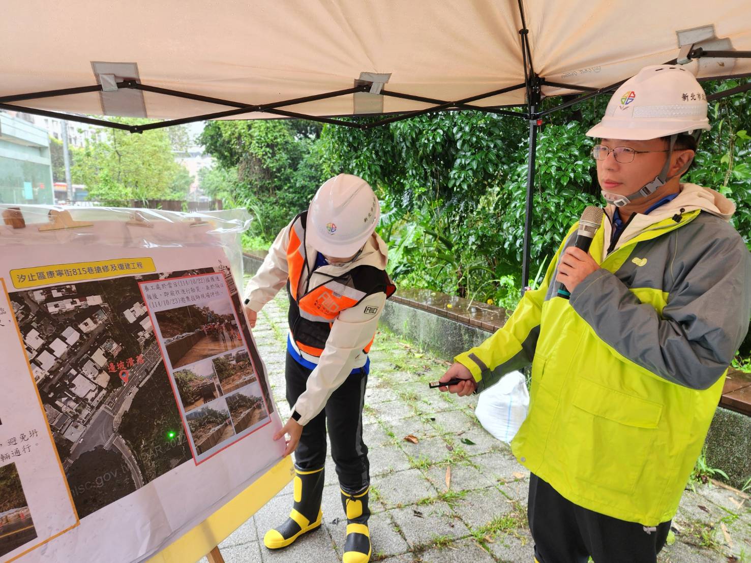 養工處長鄭立輝(右一)簡報說明汐止區康寧街與福德一路口的邊坡崩塌搶修工程進度。