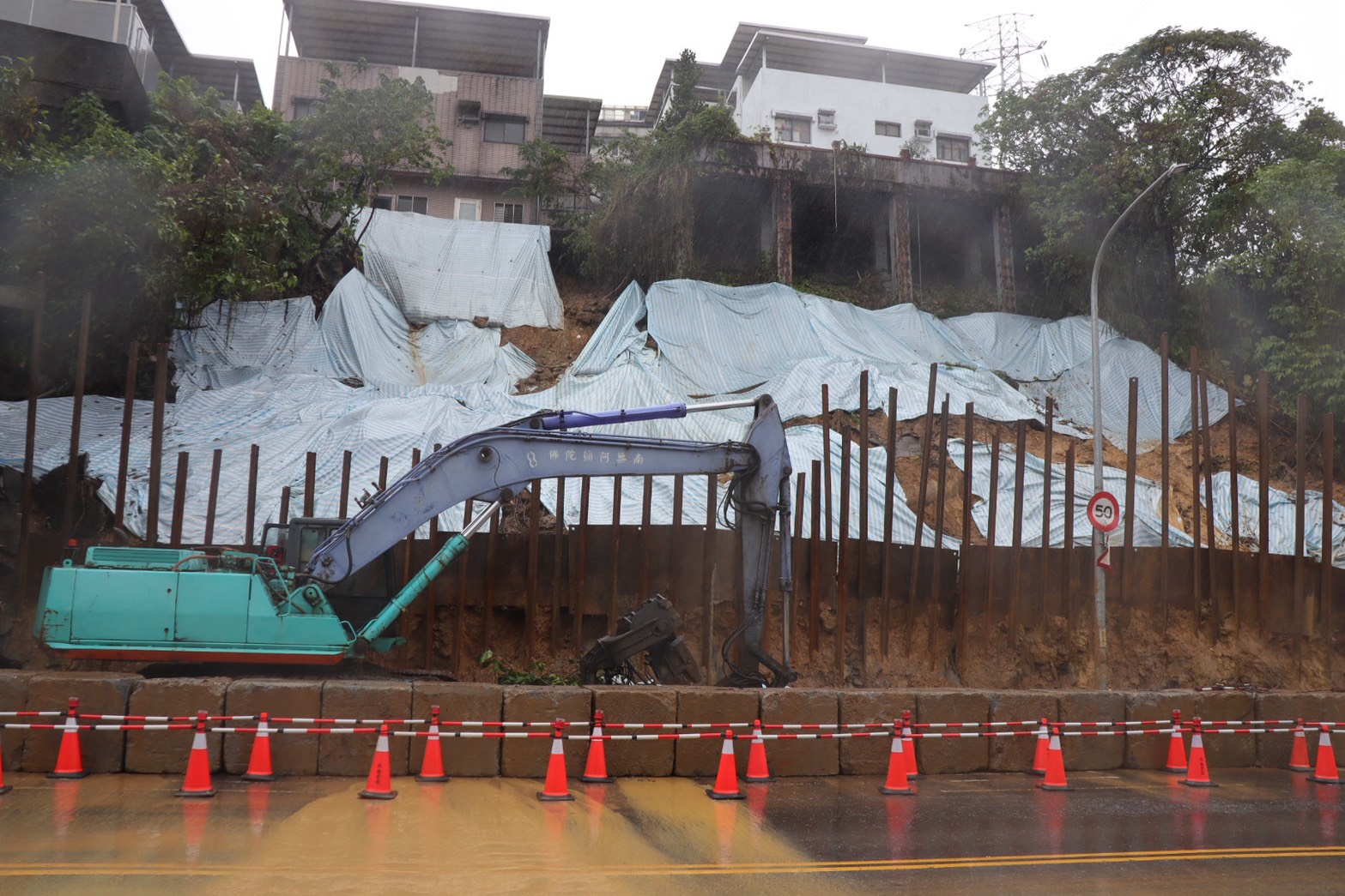 養工處積極修復邊坡崩塌，坡面已加蓋帆布，防止坍方範圍擴大，並減少雨水滲入。