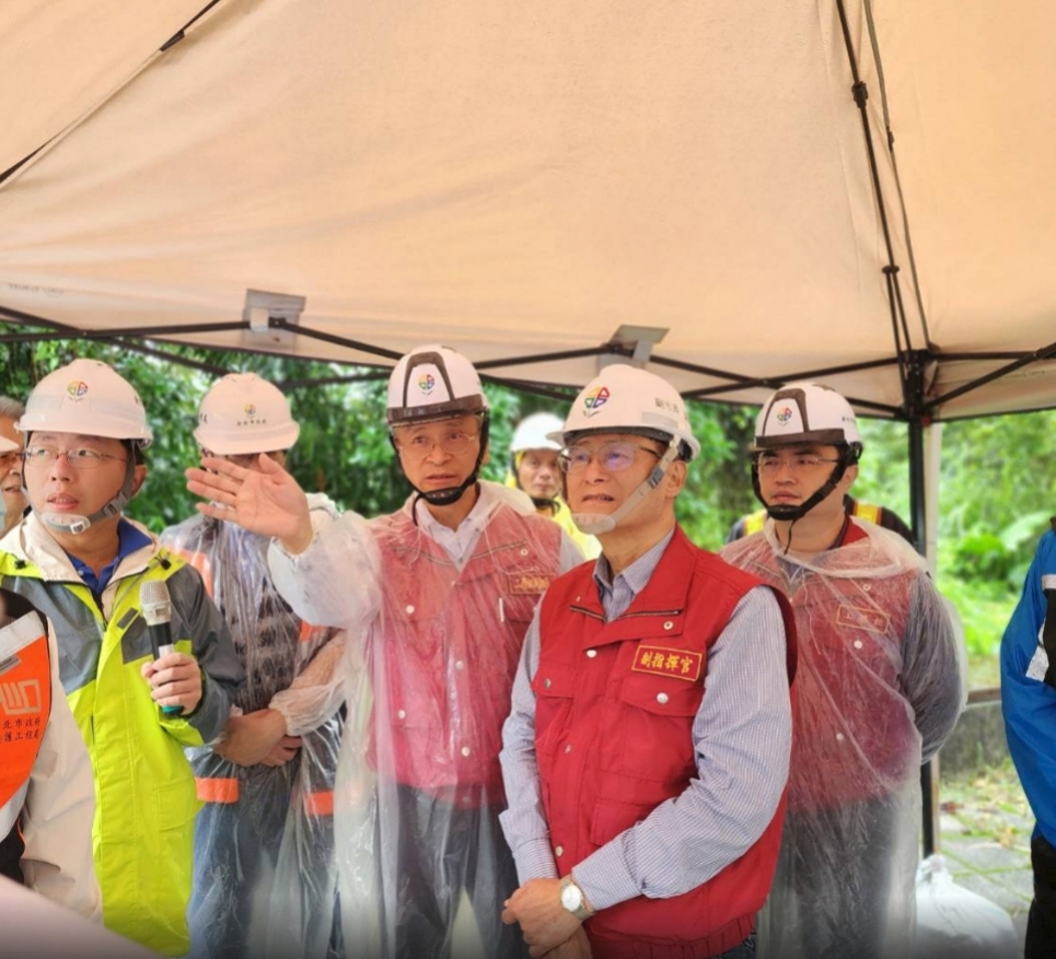 陳純敬副市長(右一)在工務局副局長林炳勲(右二)、工務局總工程司楊至中(後排右一)等人陪同下，勘察邊坡復建工程。