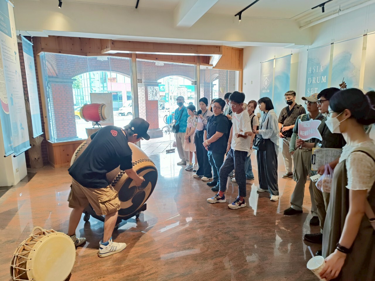 2024年參與再造的店家「响仁和」，於改造後的鼓事館，向民眾說明不同鼓皮的音色。