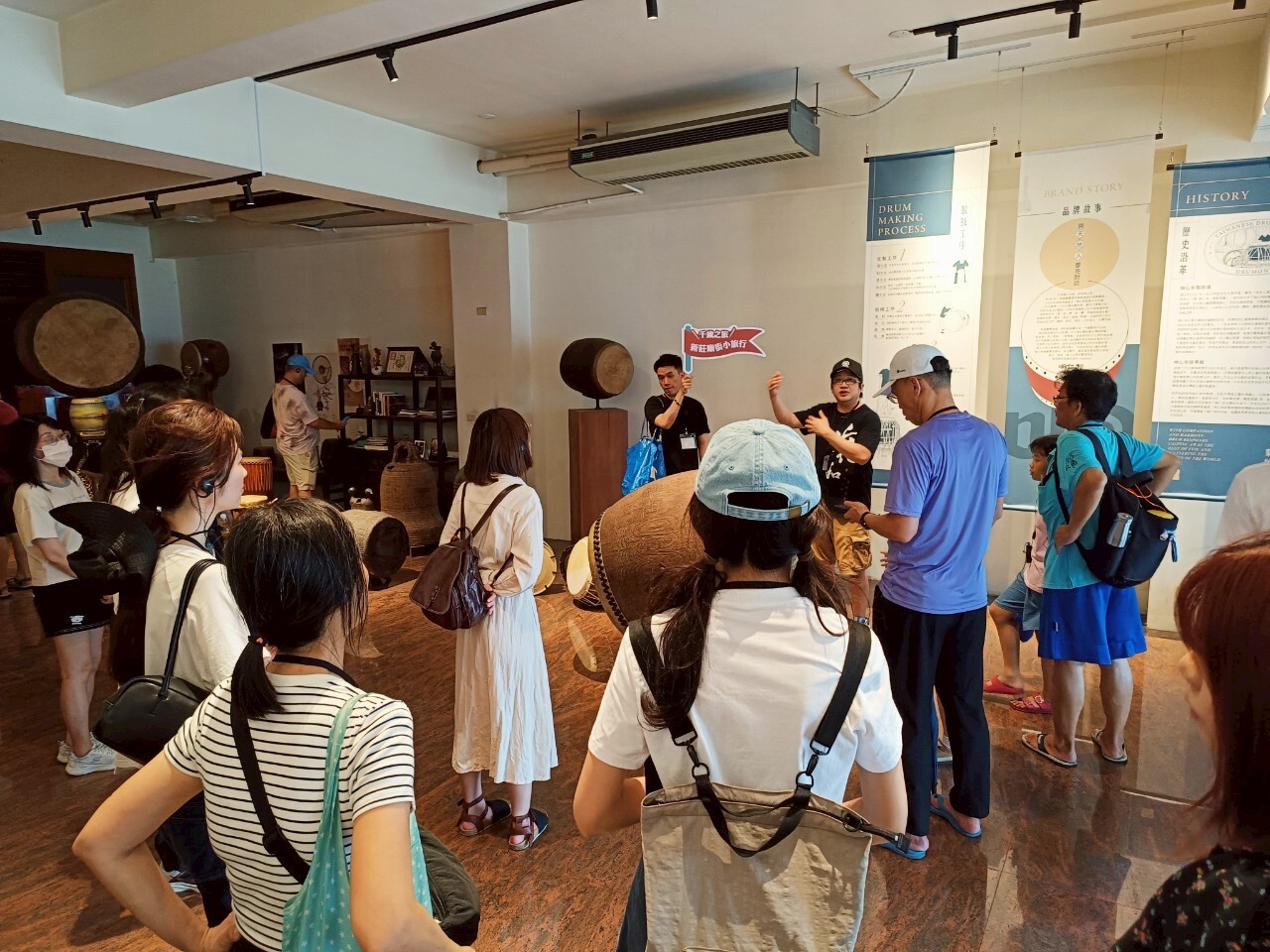 「响仁和」第三代傳人王藤向民眾解說製鼓工序及10面藏鼓典故。