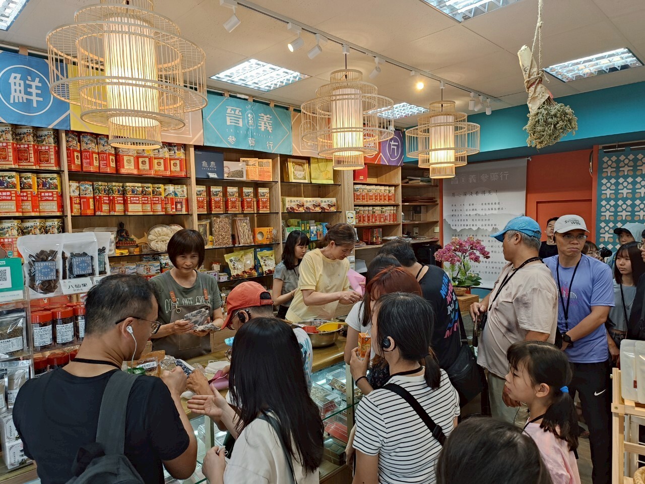 2024年度的示範店家「晉義參藥行」，許多年輕人至店家體驗天然草本漢方防蚊包製作。