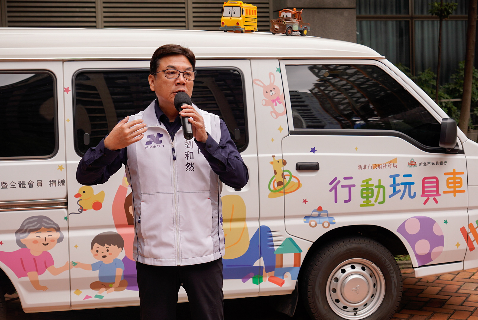 新北市副市長劉和然笑說 工商婦女協會姊妹們，用愛心和熱情將颱風嚇跑了