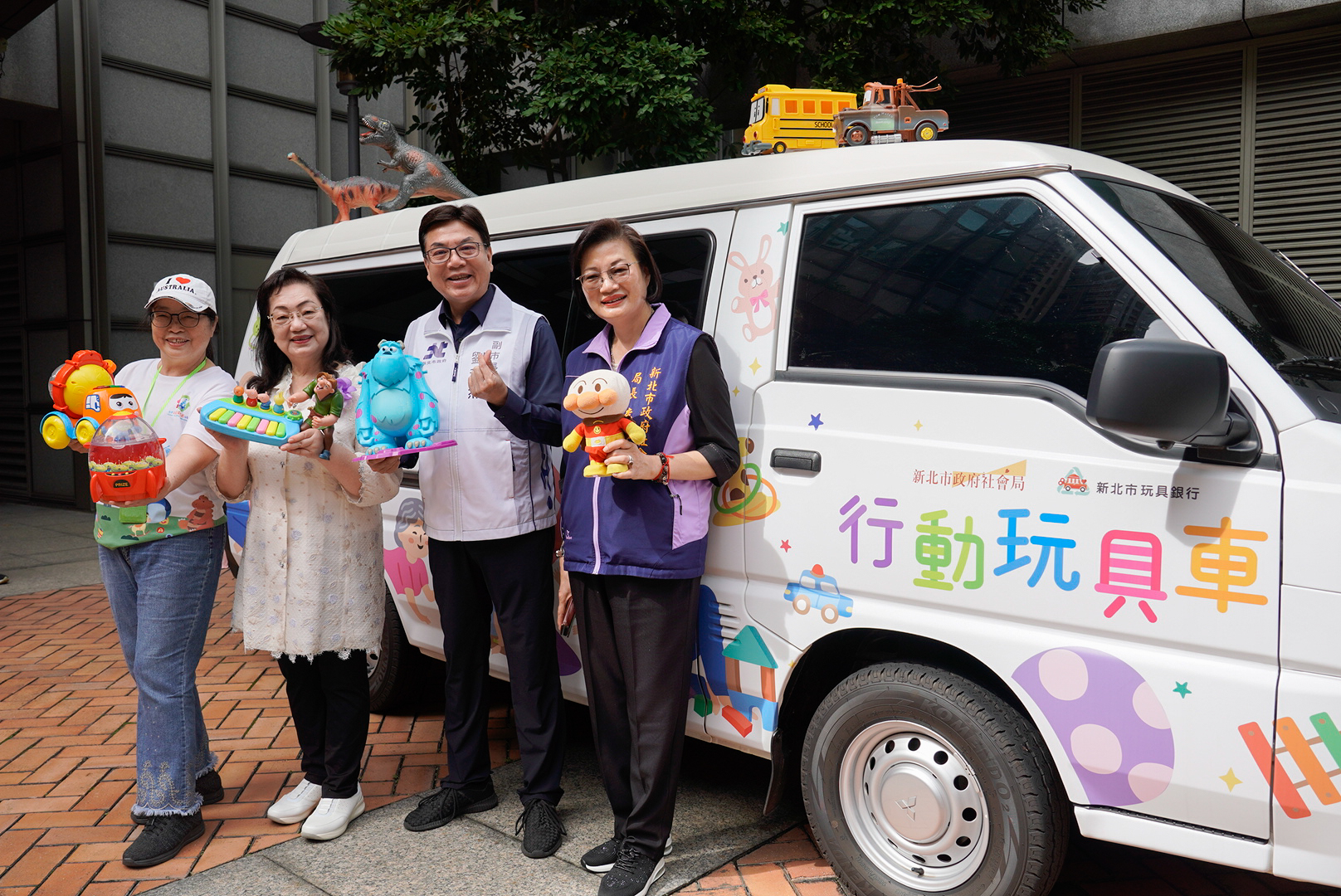 中華民國工商婦女協會理事長何碧英（左2）代表捐贈 由劉和然副市長和社會局長李美珍代表受贈 左1為台灣玩具圖書館協會理事長余良玲