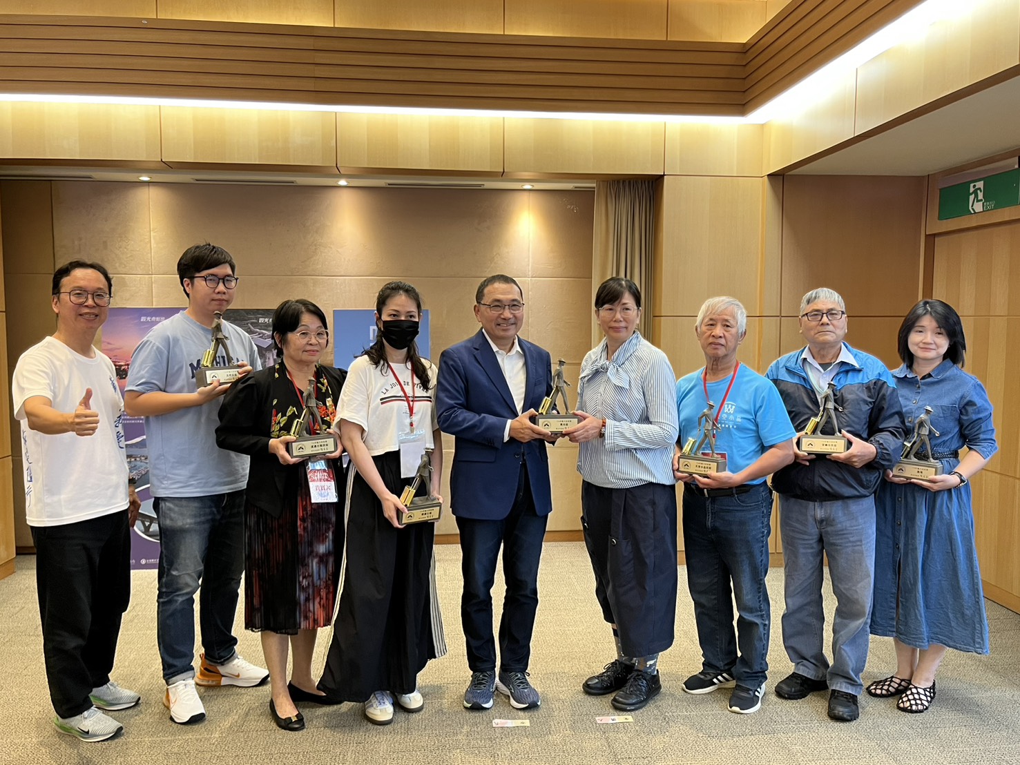  侯友宜市長親自表揚新北魅力民宿得獎業者，鼓勵業者共同打造新北市優質住宿環境。