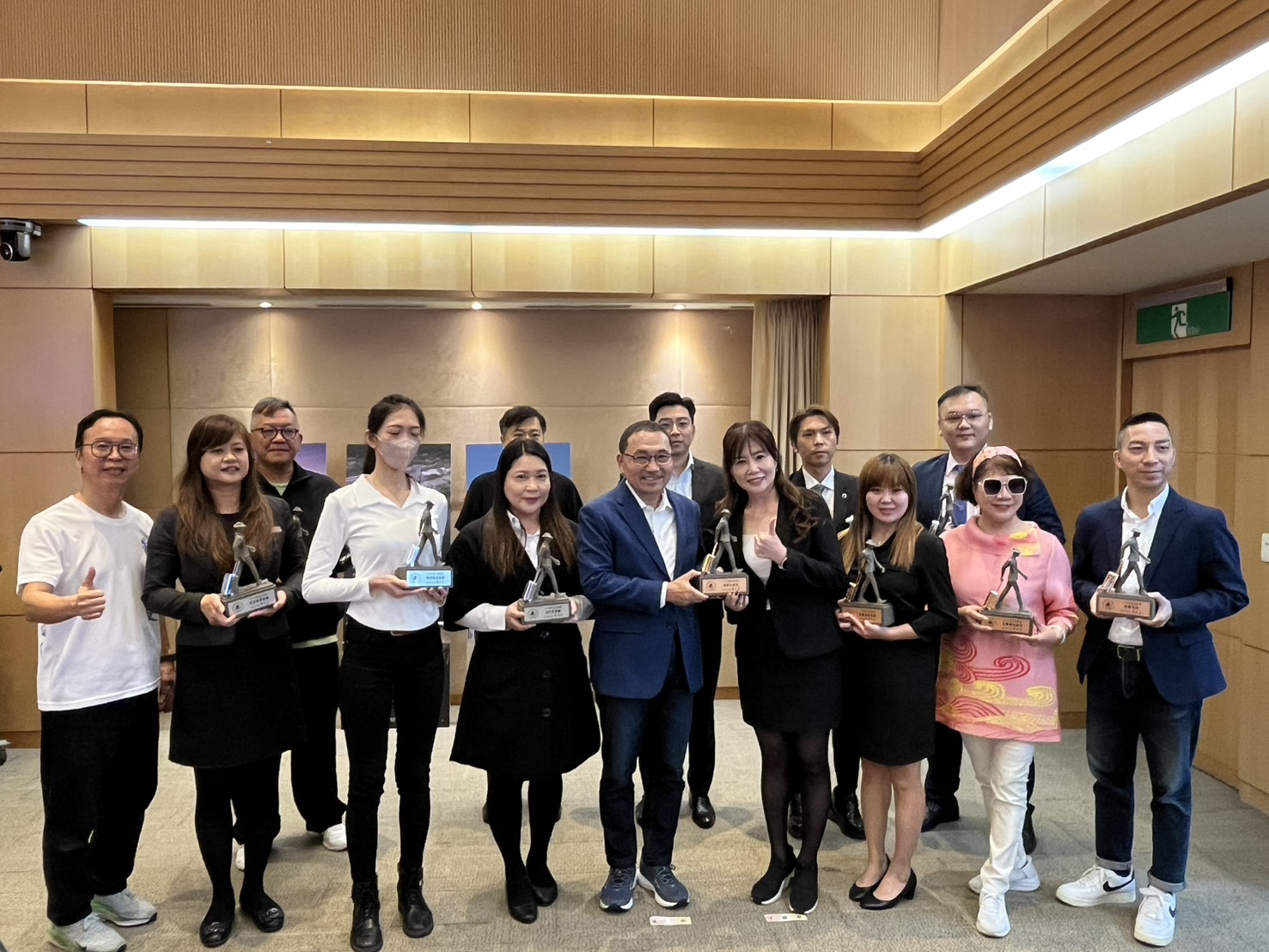 侯友宜市長親自表揚新北優良旅館得銀、銅獎業者，鼓勵業者共同打造新北市優質住宿環境。